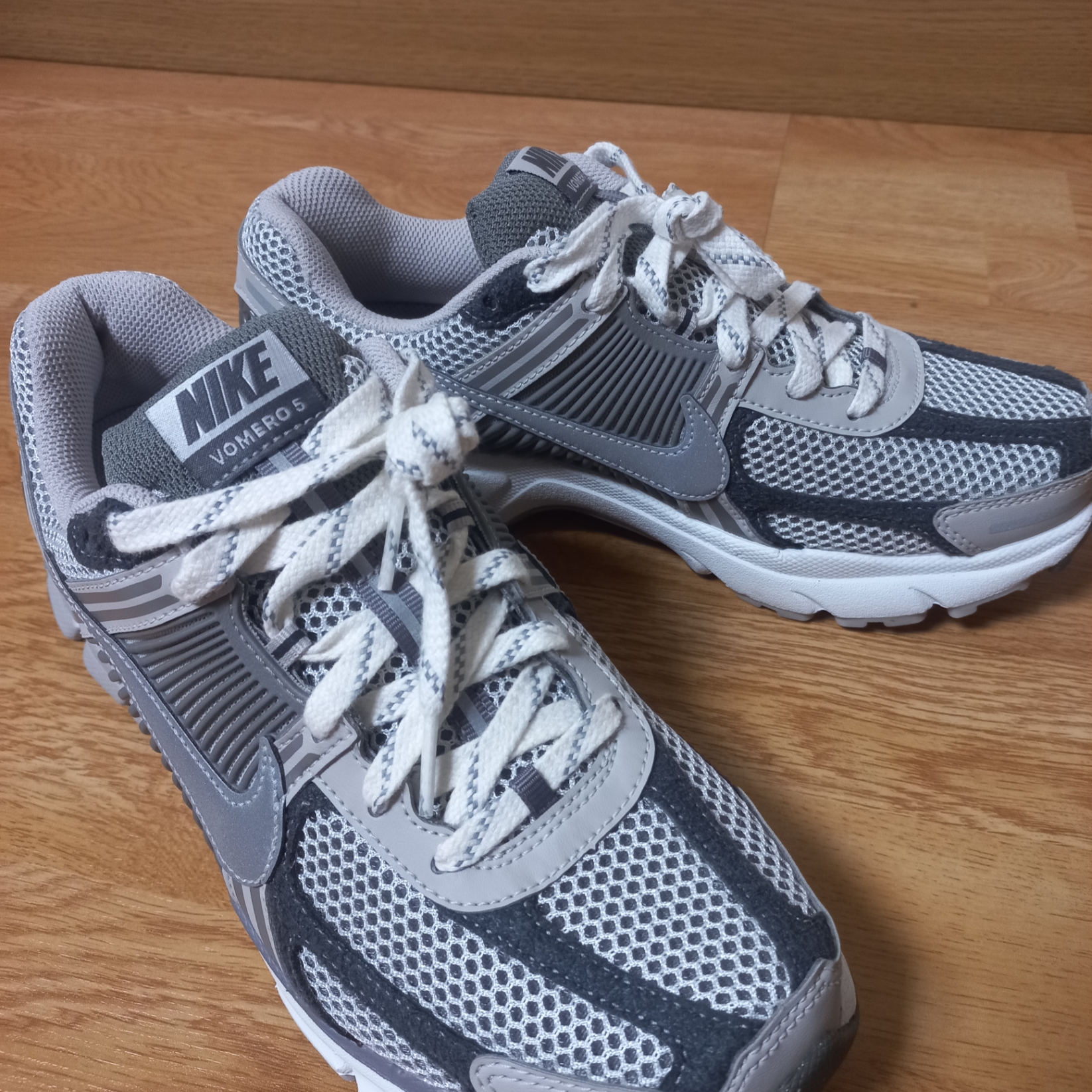 Nike Zoom Vomero 5 PRM Light Iron Ore and Flat Fewter 착용 스타일