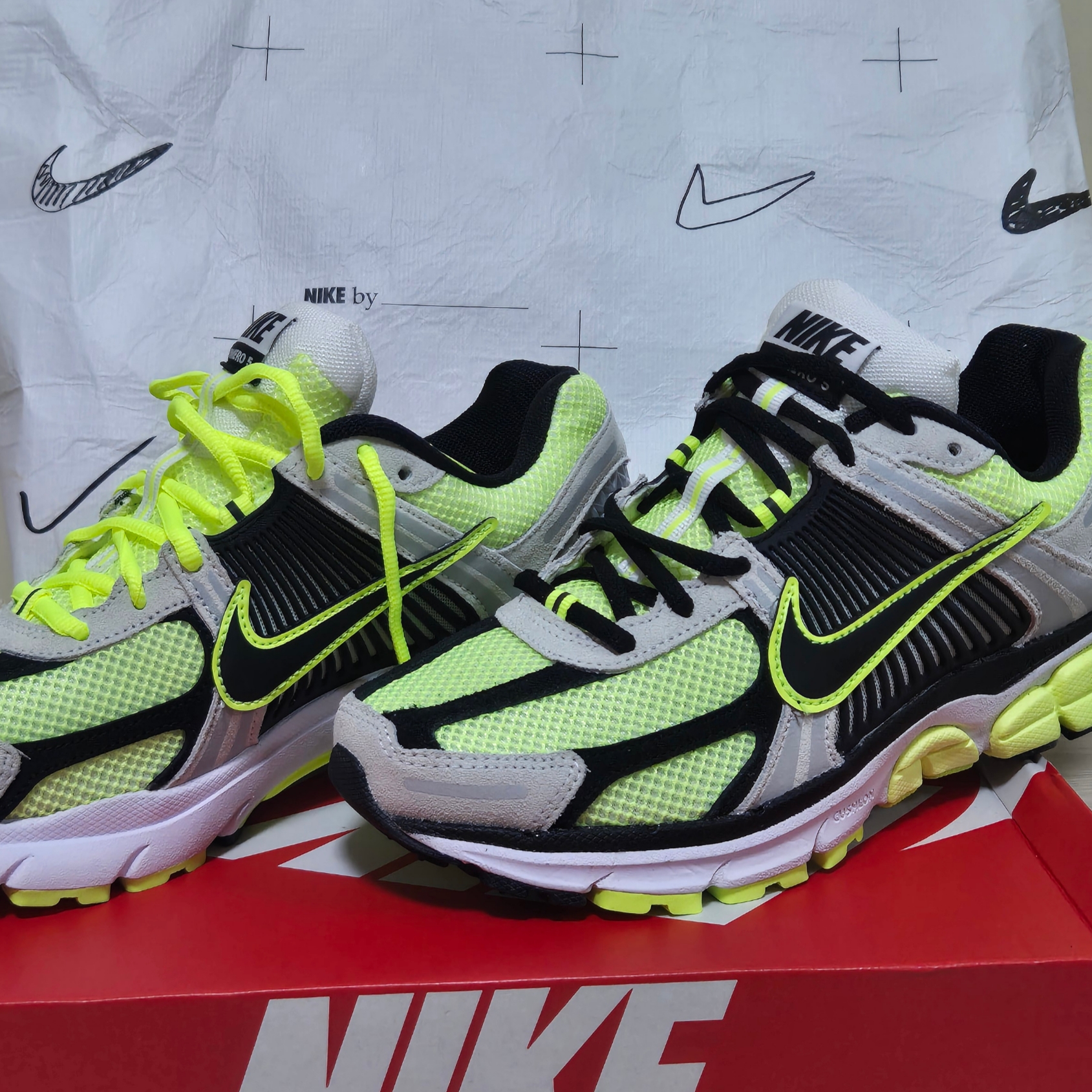 Nike Zoom Vomero 5 Volt Metallic Platinum 착용 스타일 - 1