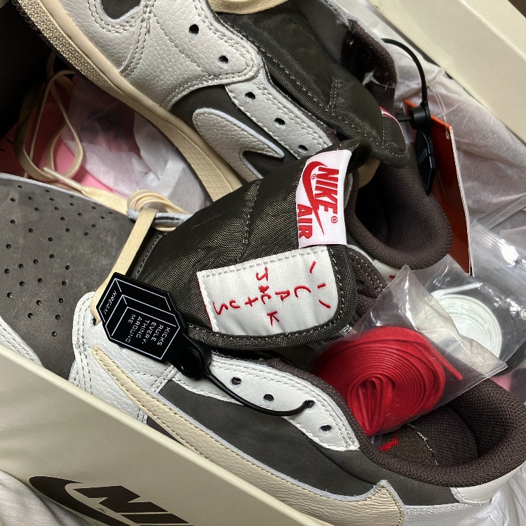 Jordan 1 x Travis Scott Retro Low OG SP Sail and Ridgerock 착용 스타일 - 1