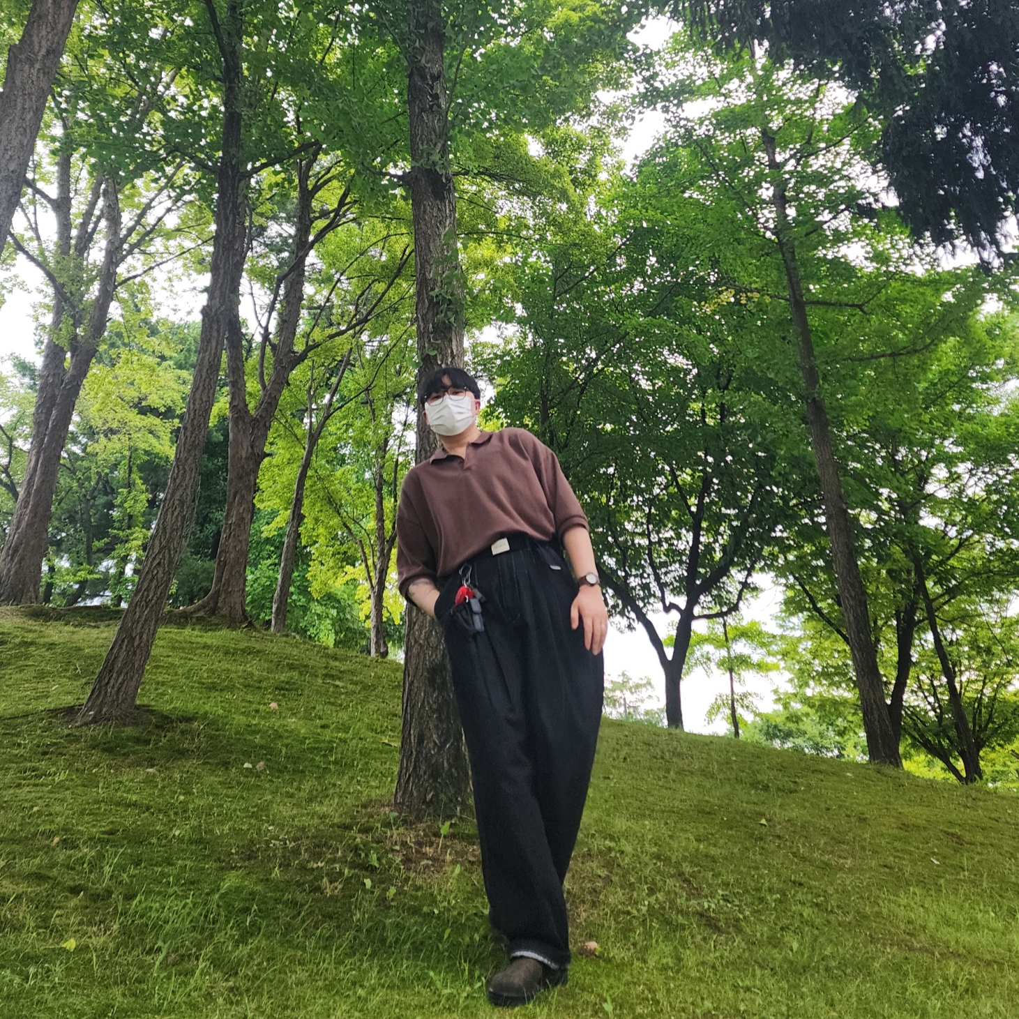 Carhartt WIP Clip Belt Chrome Black, BLUNDSTONE Classics 585 Chelsea Boots Rustic Brown 착용 스타일 - 3