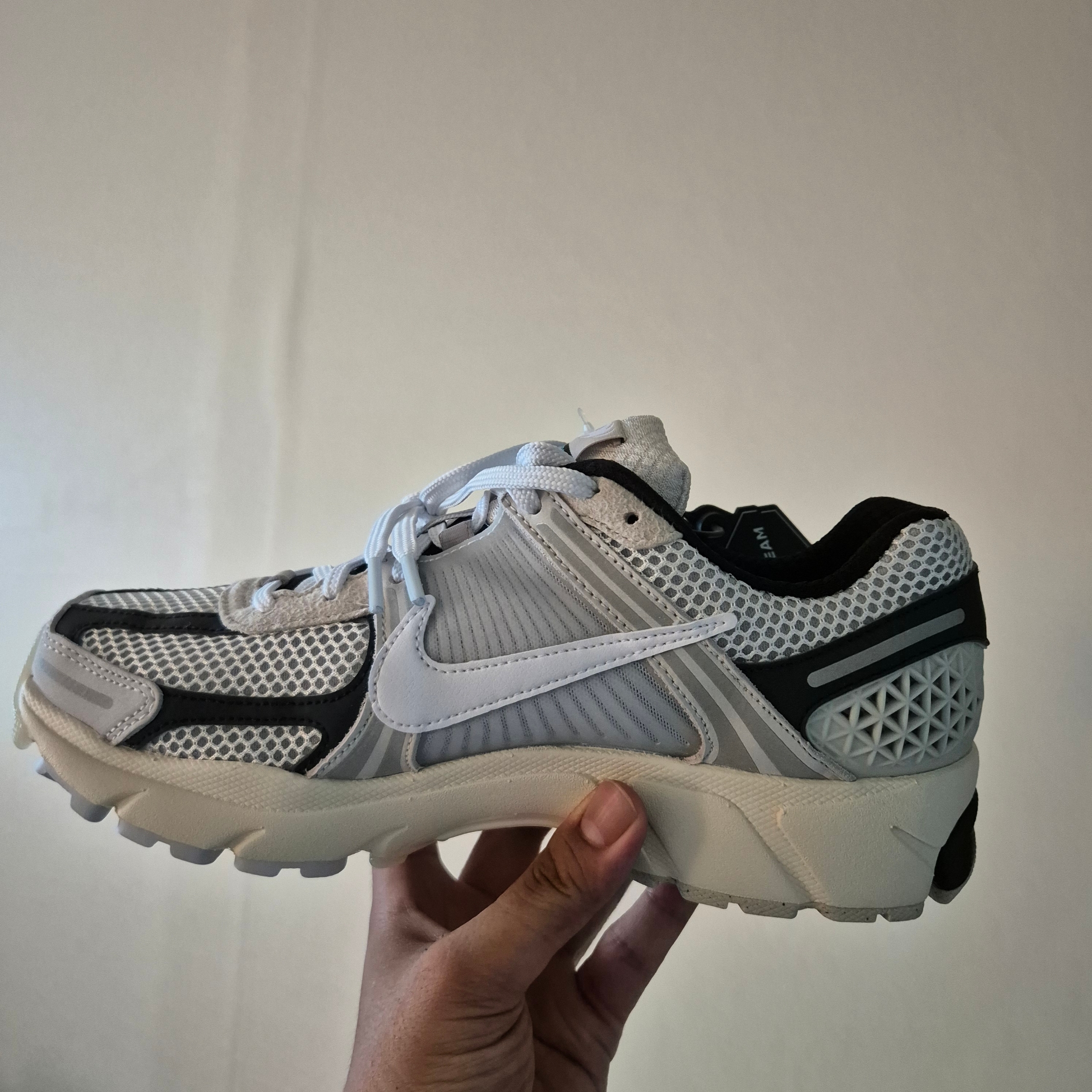 Nike Zoom Vomero 5 Light Bone and Black 착용 스타일 - 2