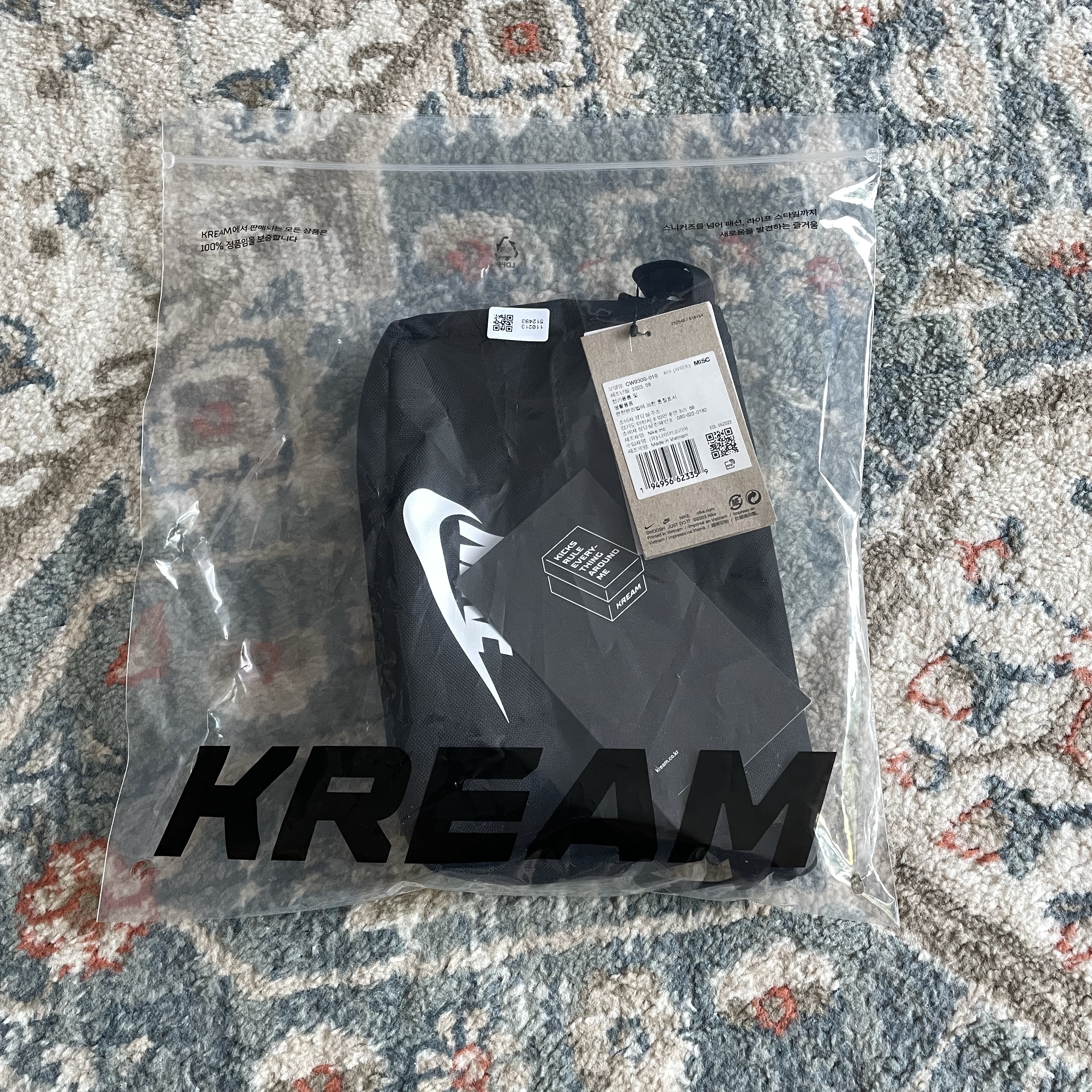 Nike NSW Futura 365 Crossbody Bag 3L Black 착용 스타일 - 4