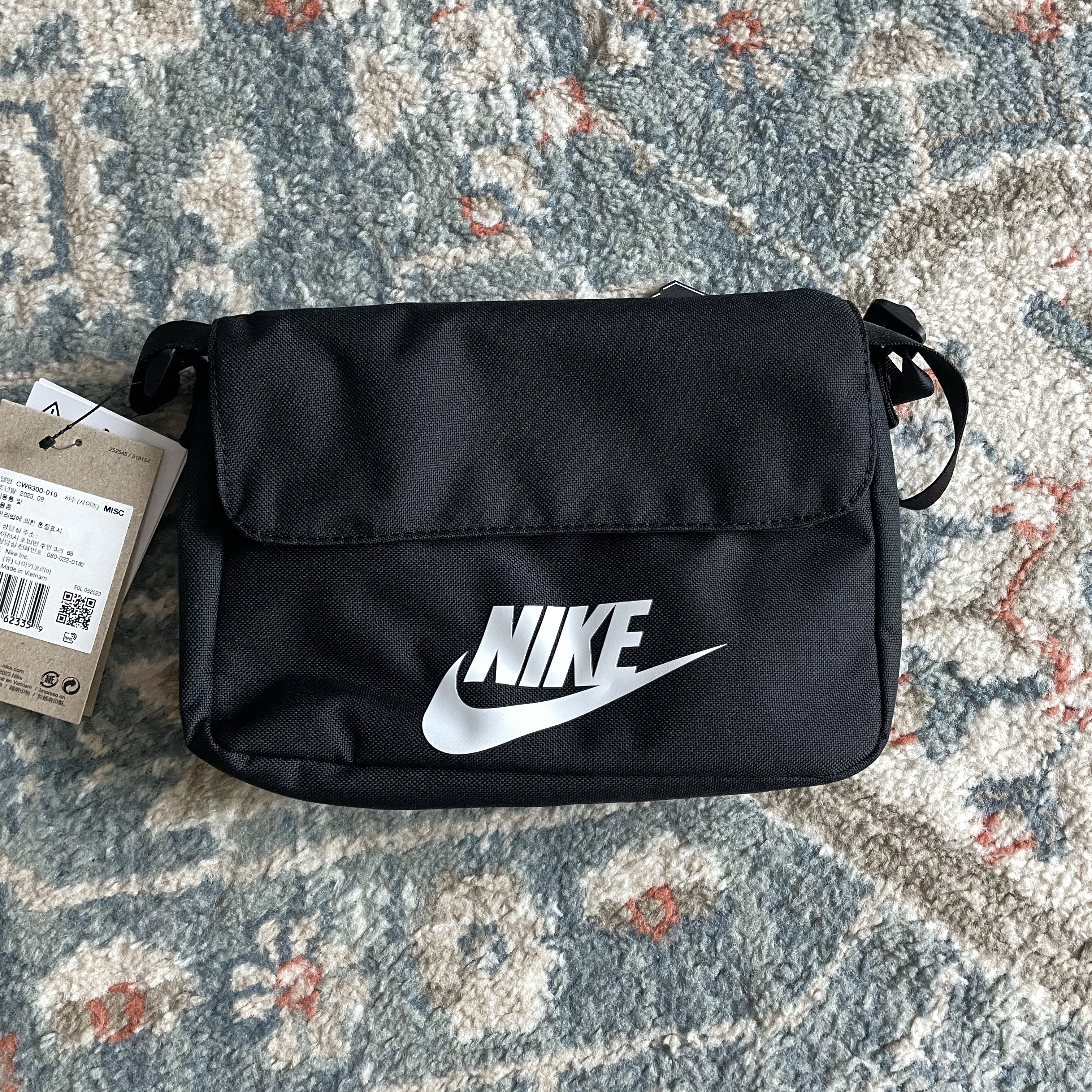 Nike NSW Futura 365 Crossbody Bag 3L Black 착용 스타일 - 1