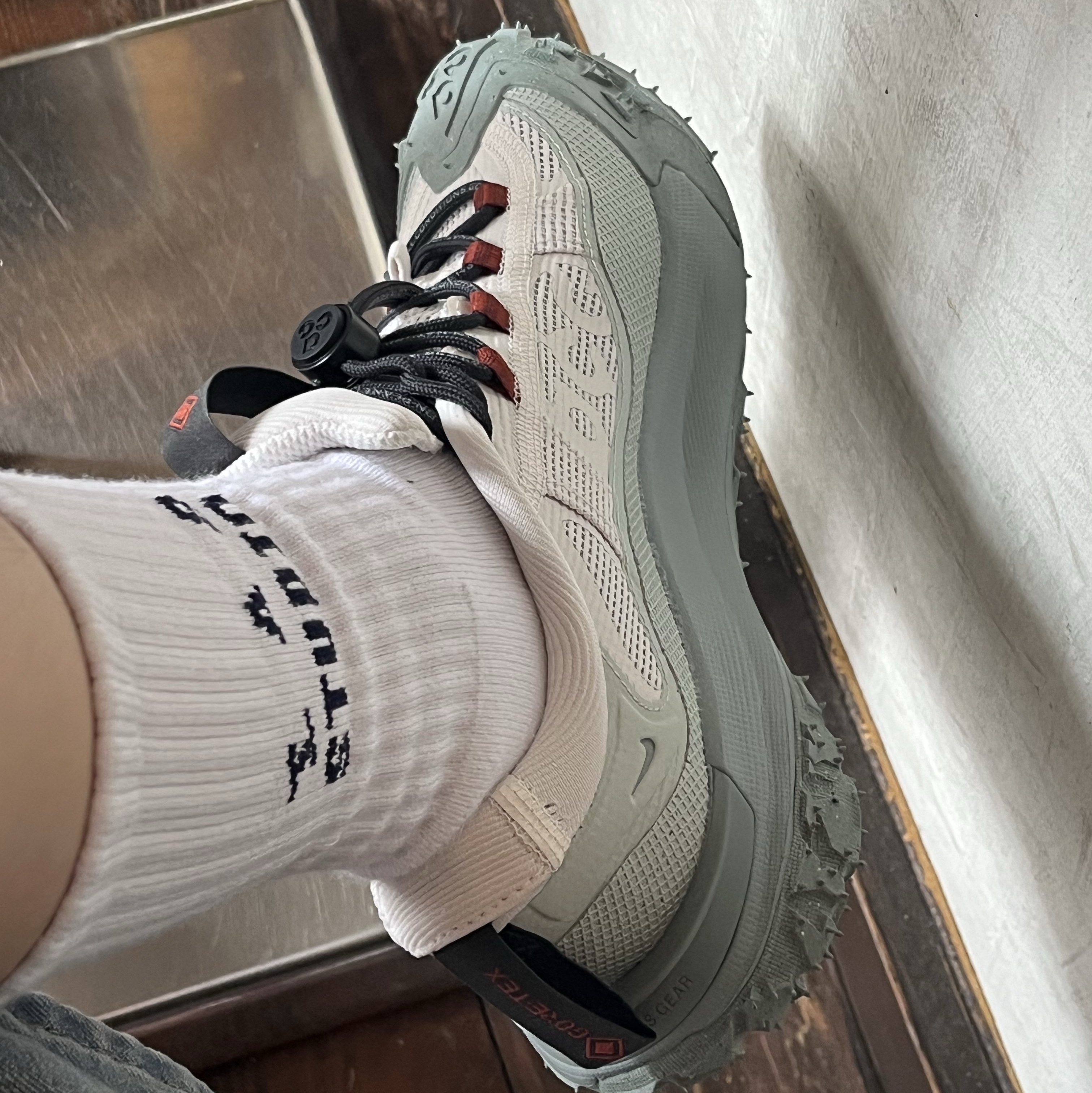 IAB Studio Socks White (5 Pack), Nike ACG Mountain Fly 2 Low Gore-Tex Phantom Dark Smoke Grey 착용 스타일