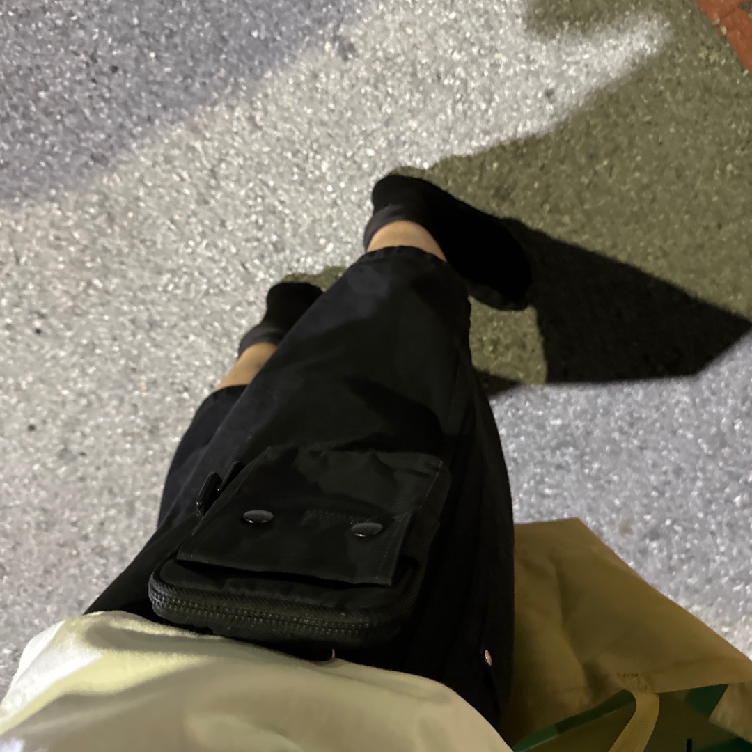 Yeezy YZY Pods Black 착용 스타일 - 2