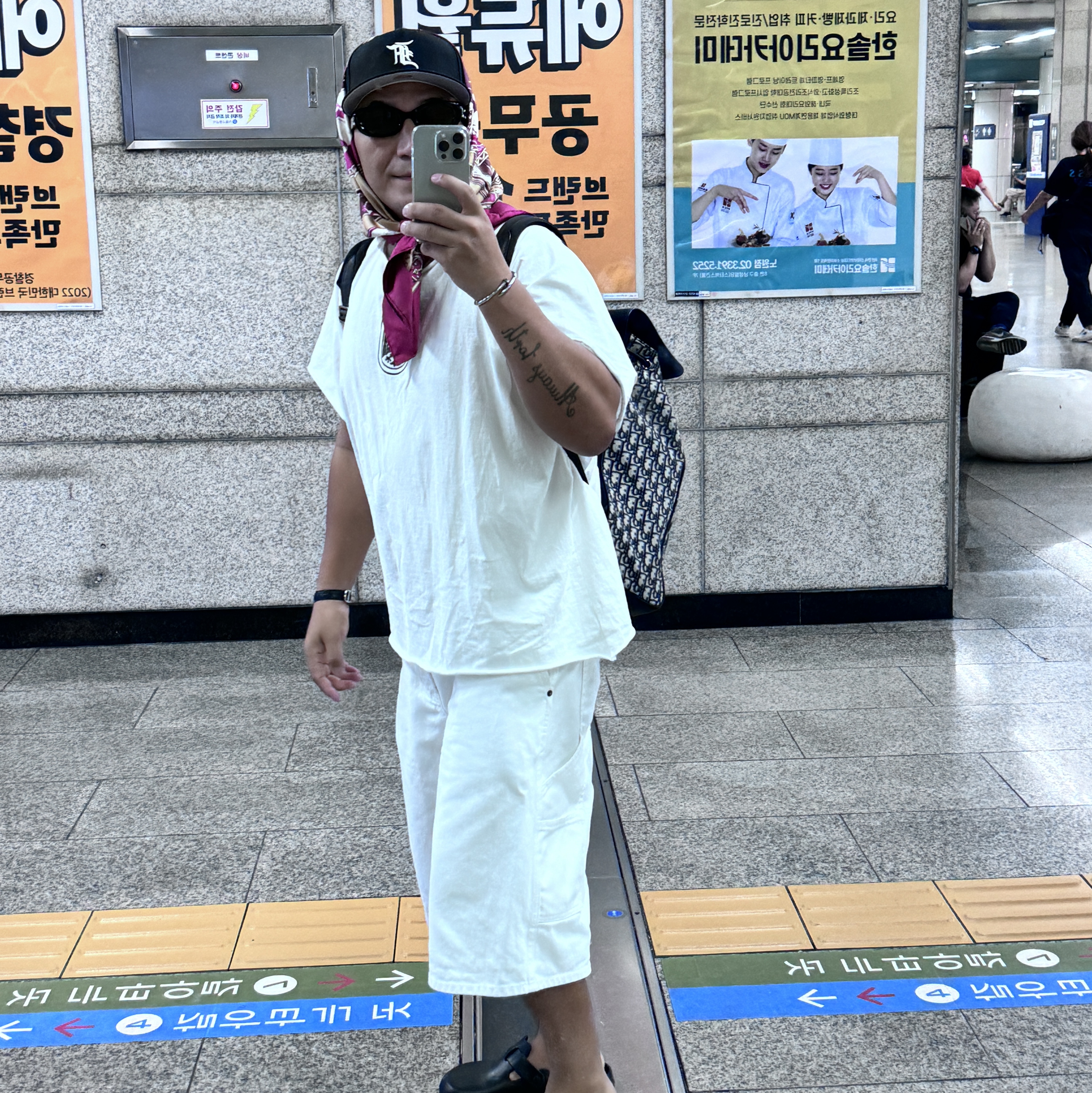 Yeezy Vultures Box T-Shirt White, Birkenstock Boston Essentials Eva Black - Regular 착용 스타일