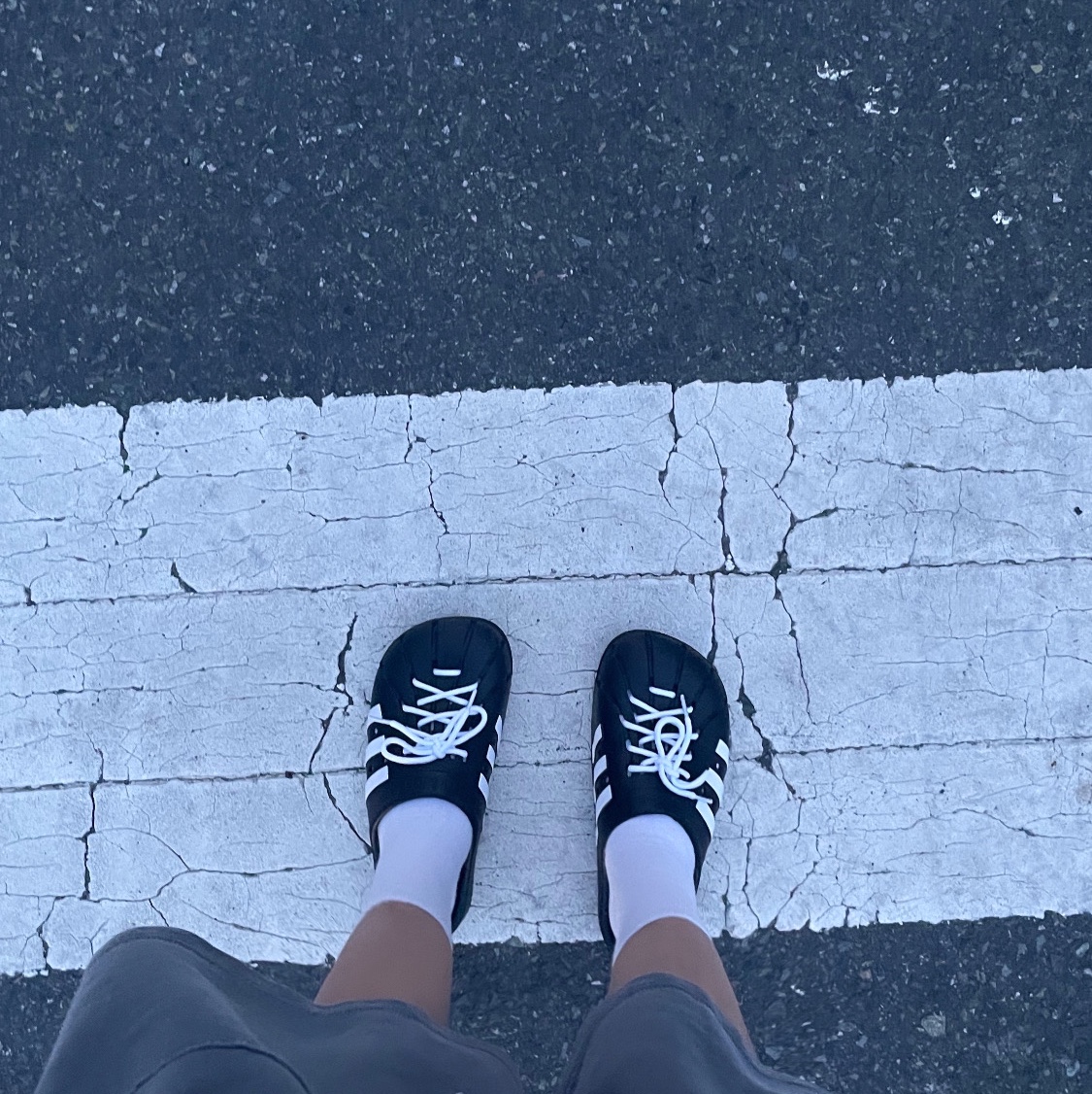 Adidas Adilette Clog Black White 착용 스타일