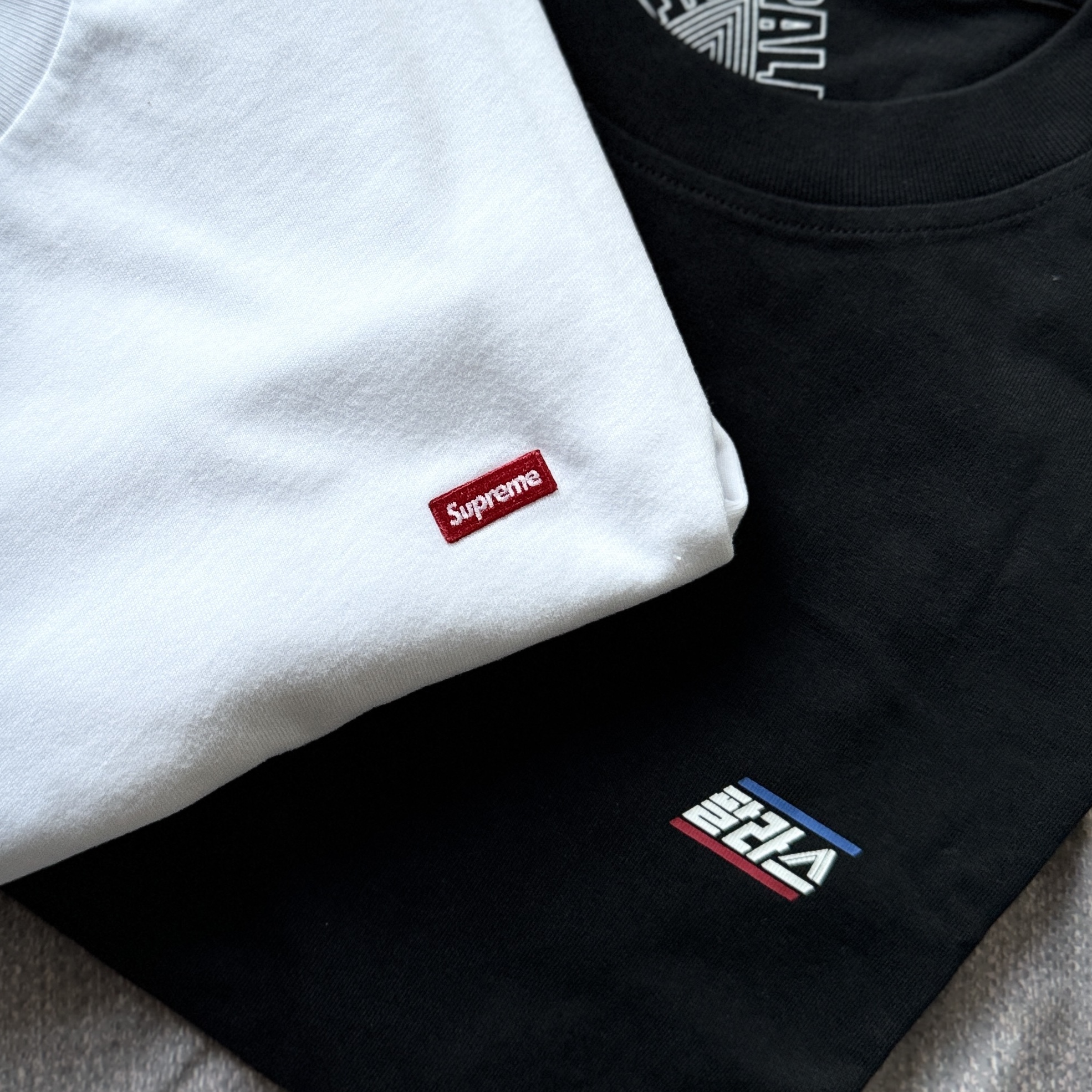 Supreme Small Box T-Shirt White - 23FW, Palace Korea Basically A T-Shirt Black - 24SS 착용 스타일