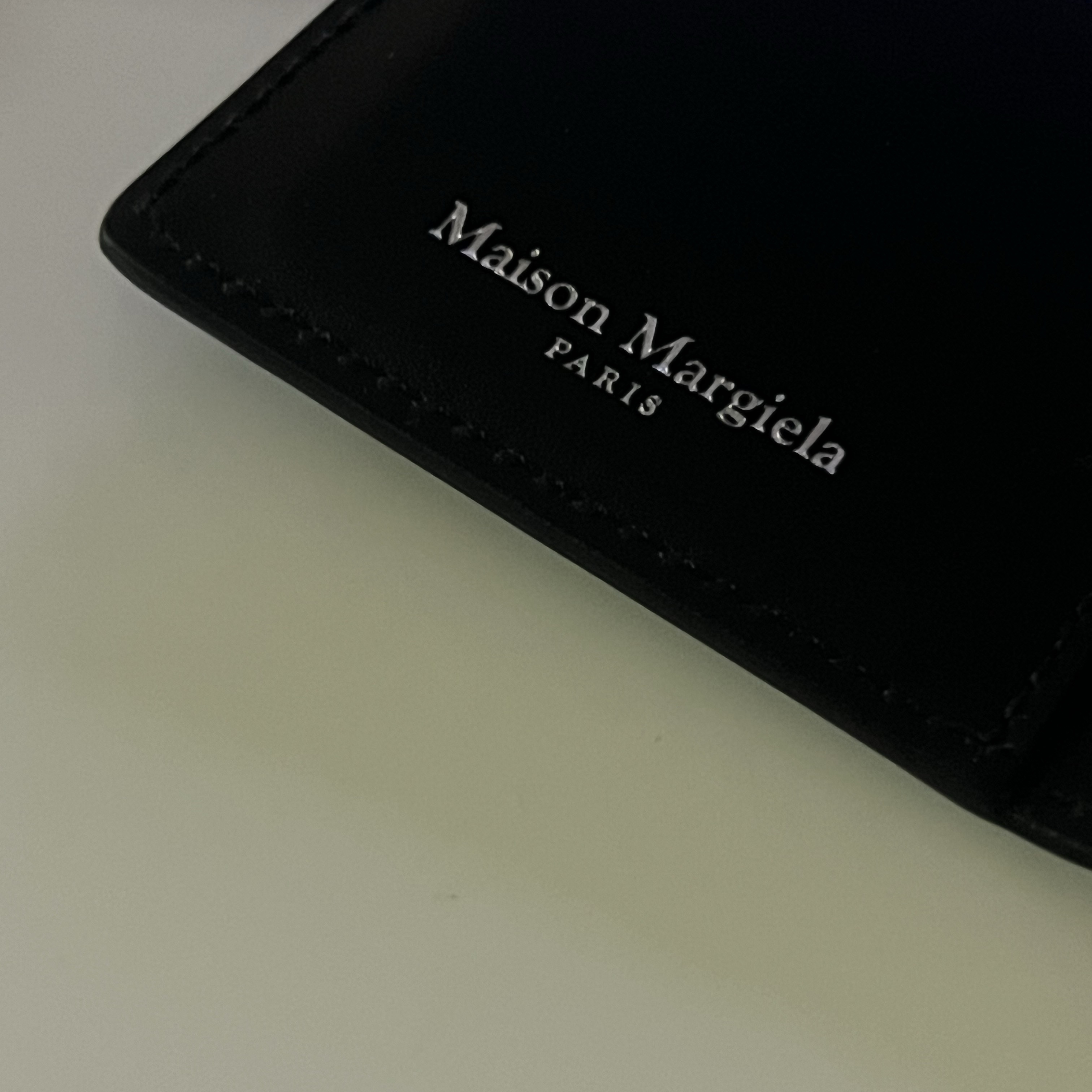 Maison Margiela Leather Bi-Fold Card Holder Black 착용 스타일 - 2