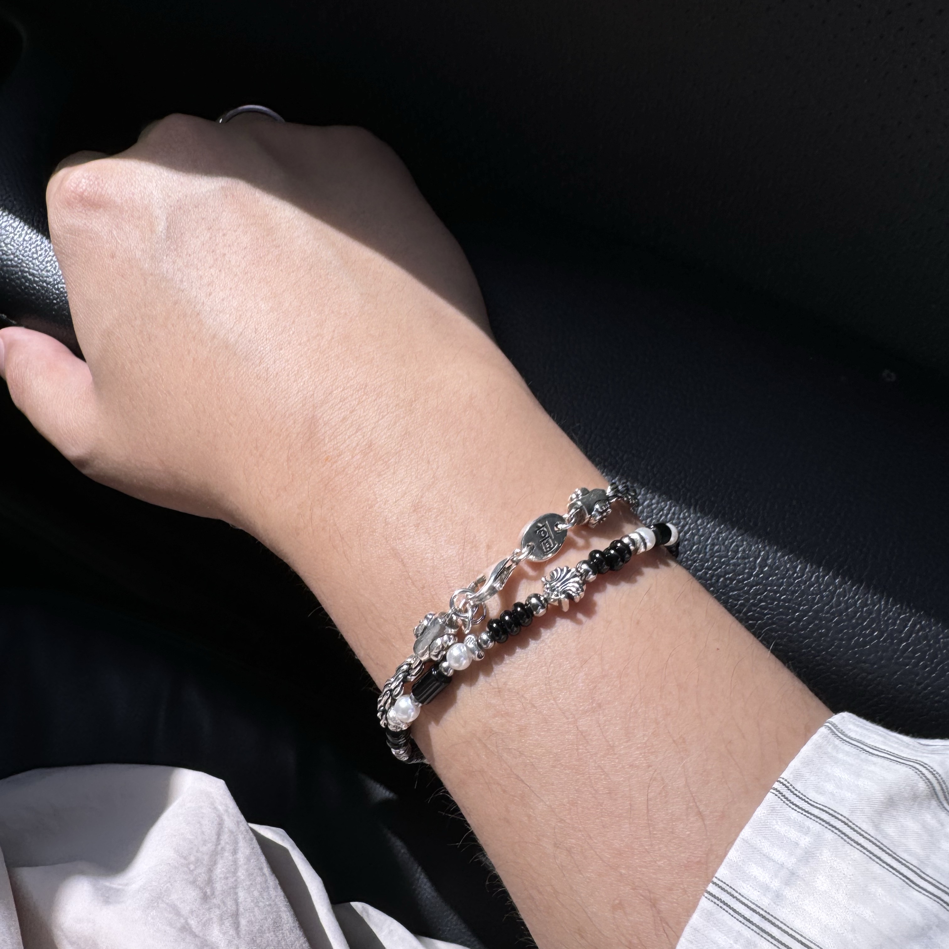 [KREAM 단독] Scudo Shell Black Pearl Beads Bracelet 착용 스타일