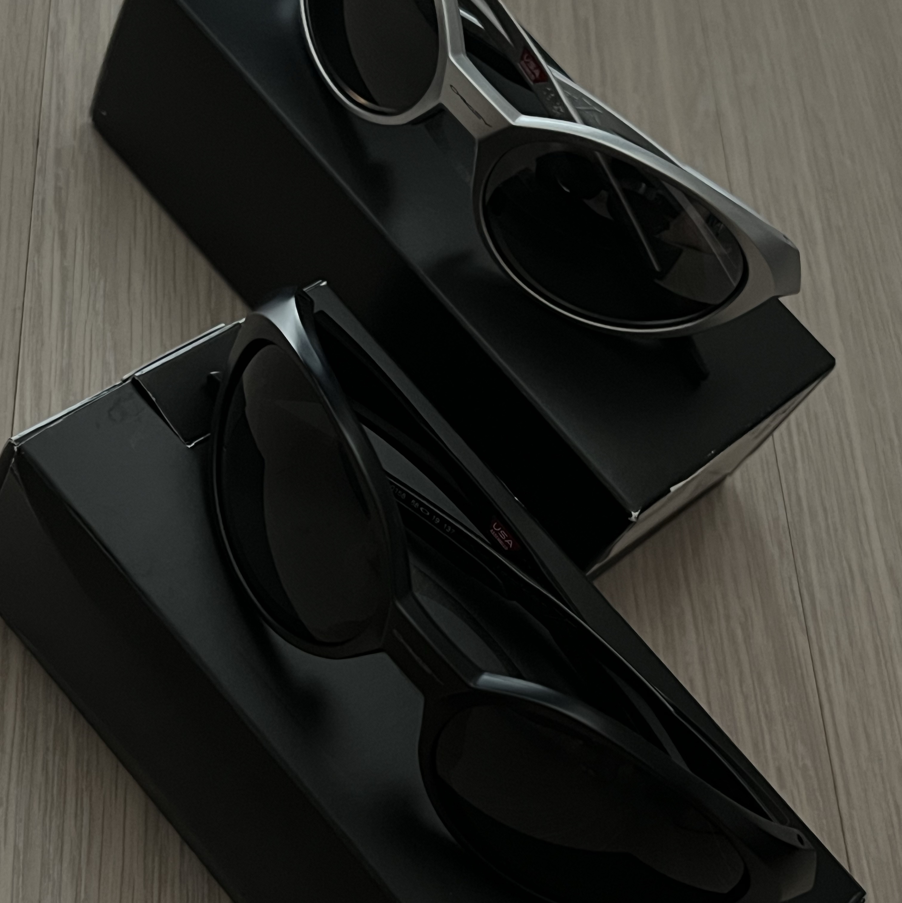 Oakley Eye Jacket Redux Silver Frame Prizm Black Polarized Lenses High Bridge Fit, Oakley Eye Jacket Redux Matte Black Frame Prizm Grey Lenses High Bridge Fit 착용 스타일 - 3