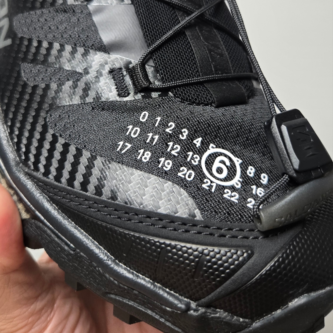 Salomon x MM6 Maison Margiela XT-4 Mule Black 착용 스타일 - 4