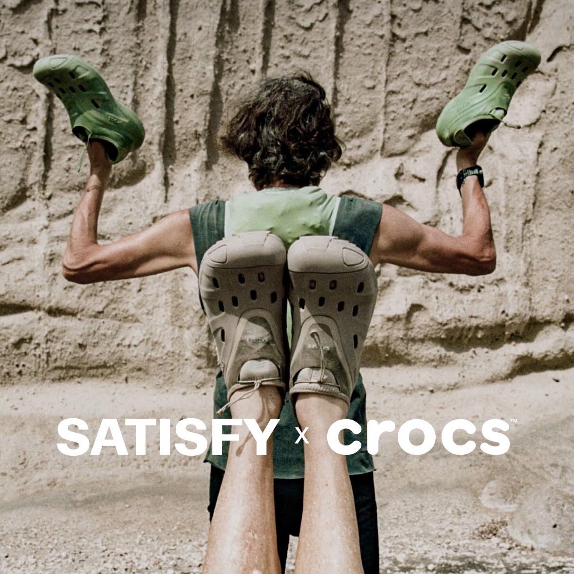 Crocs x Satisfy Quick Trail Low Brown 착용 스타일 - 2