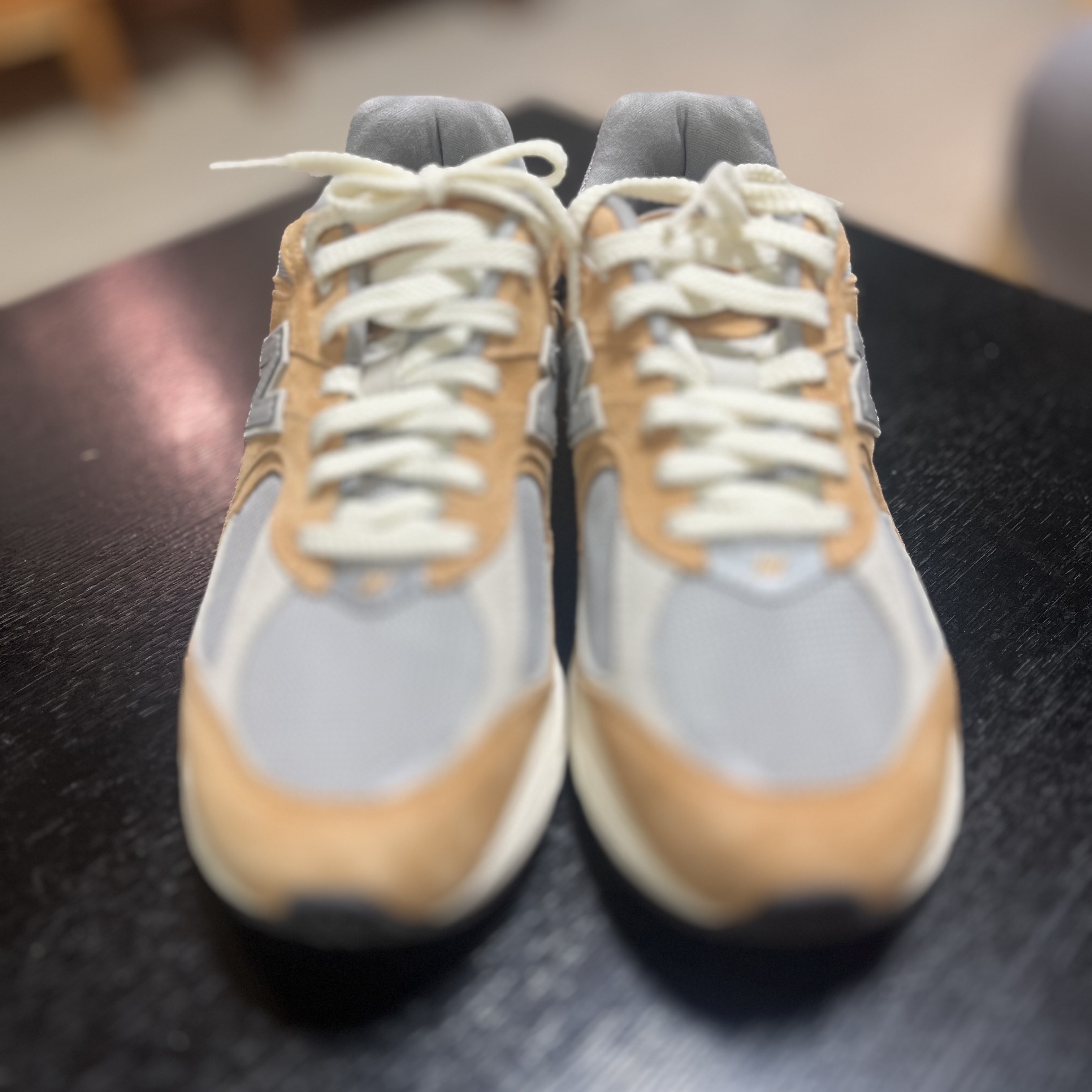 New Balance 2002R Special Vintage Beige 착용 스타일 - 2