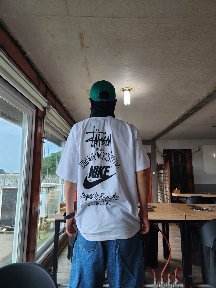 Nike Club Unstructured Futura Washed Cap Malachite, Nike x Stussy T-Shirt White (DV1775-100) 착용 스타일