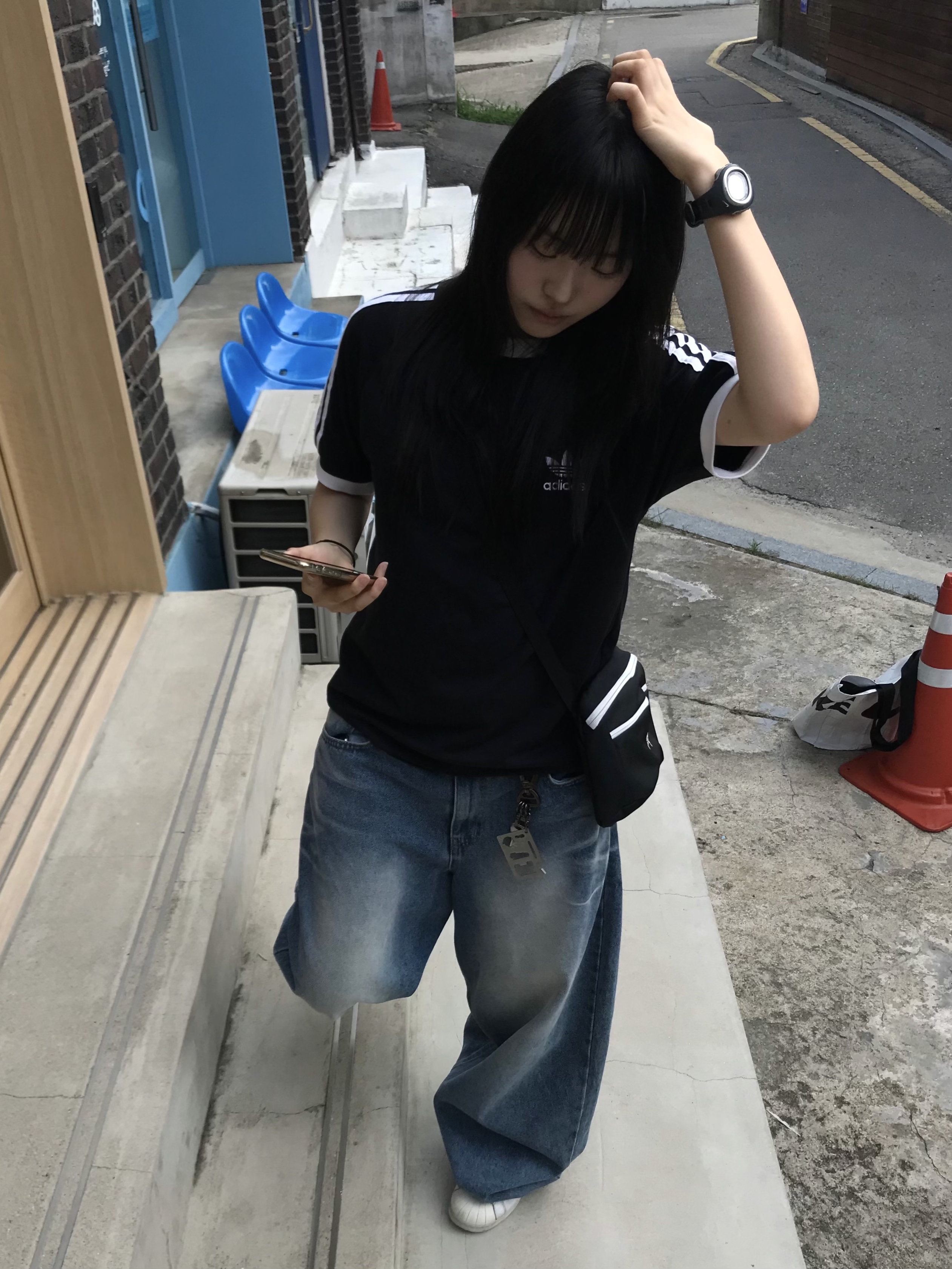 Arc'teryx Mantis 2 Waistpack Orca, Adidas Adicolor Classics 3-Stripes T-Shirt Black - KR Sizing 착용 스타일 - 4