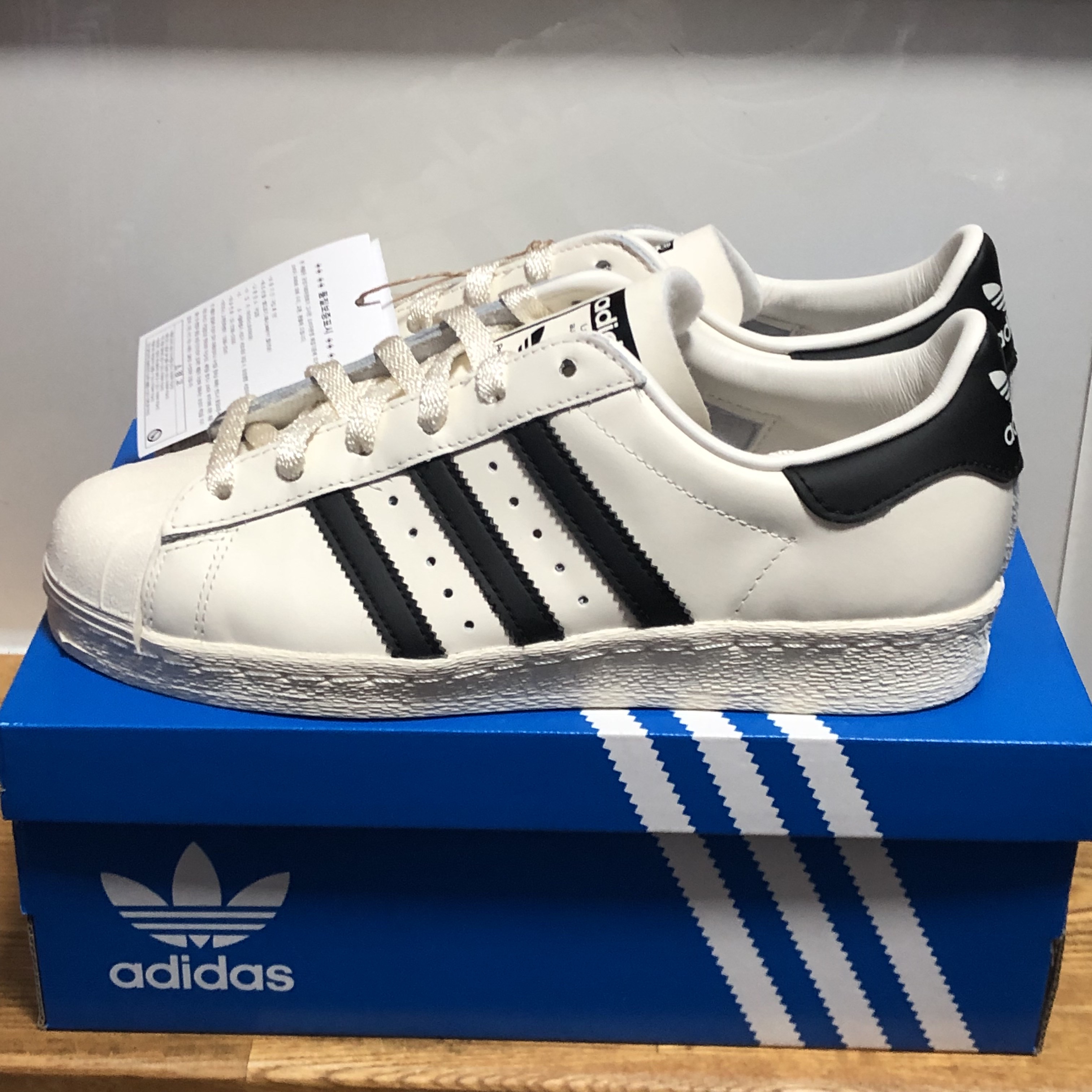 Adidas Superstar 82 White Black 착용 스타일