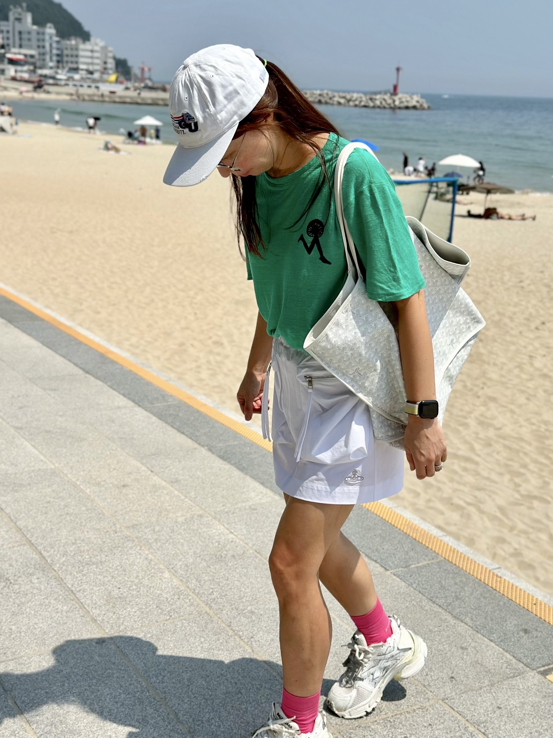 Goyard Artois PM Bag White, Balenciaga Runner Sneakers White 착용 스타일 - 1