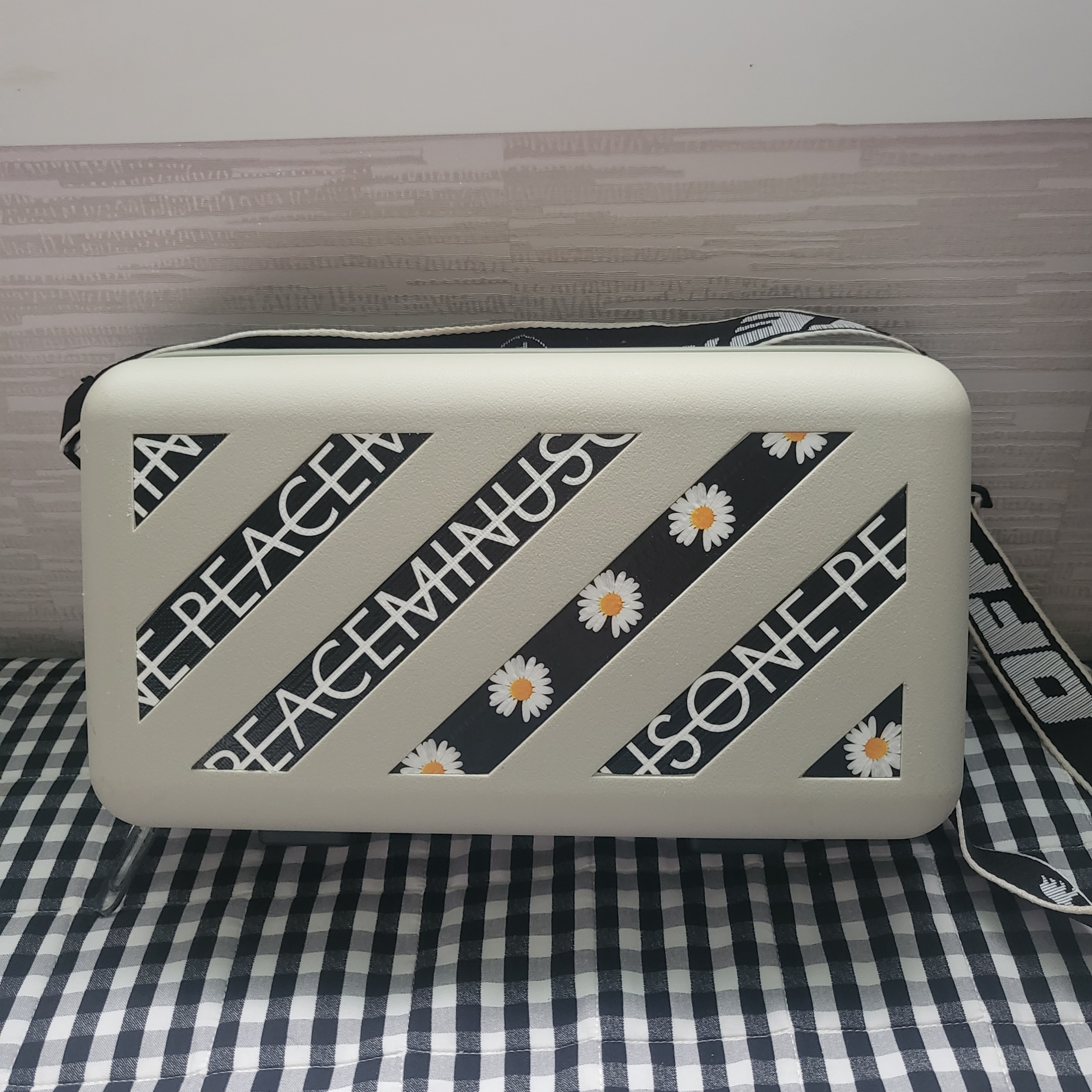 Off-White x Amore Pacific Protection Box (Without Cosmetics) 착용 스타일