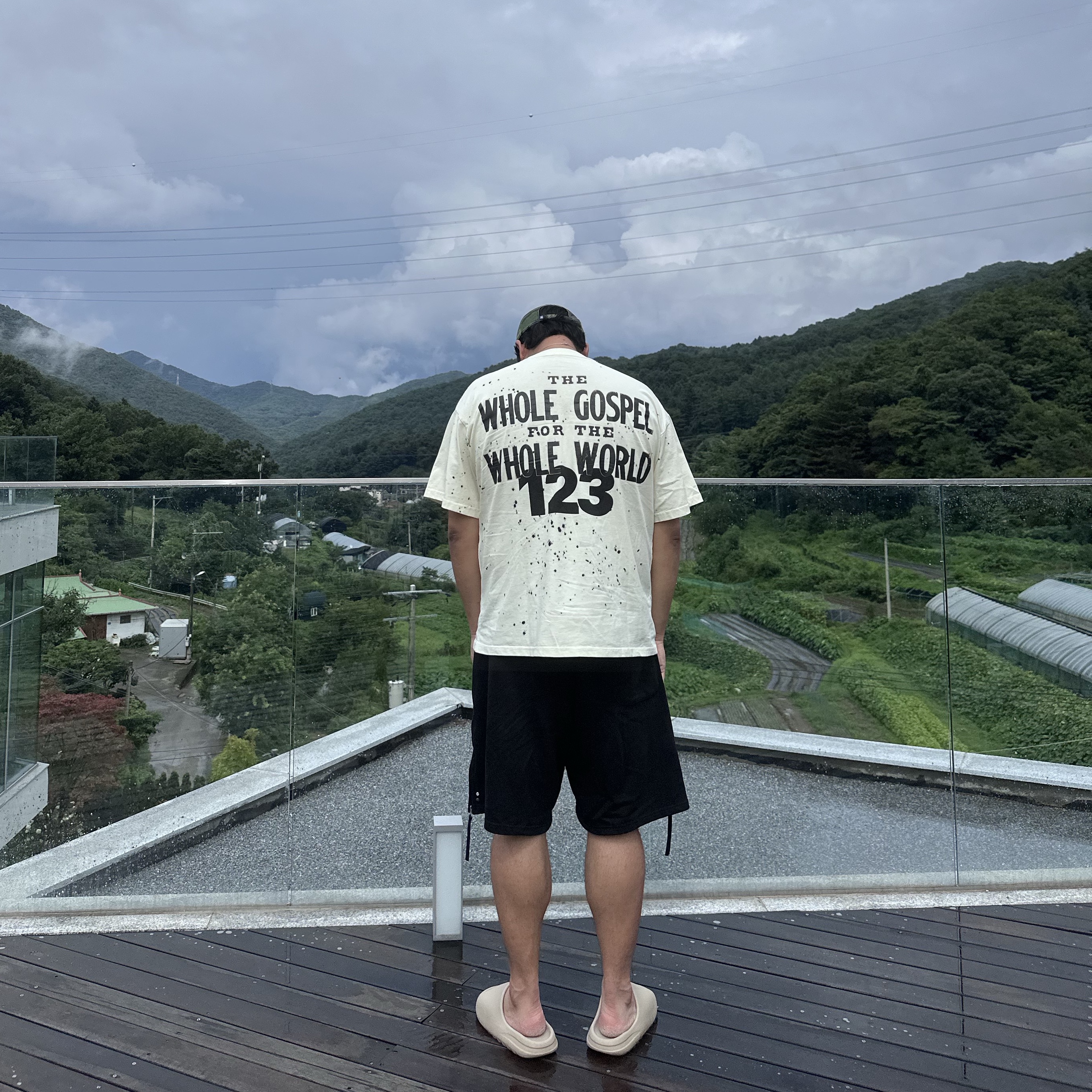 Adidas Yeezy Slide Pure 착용 스타일 - 3