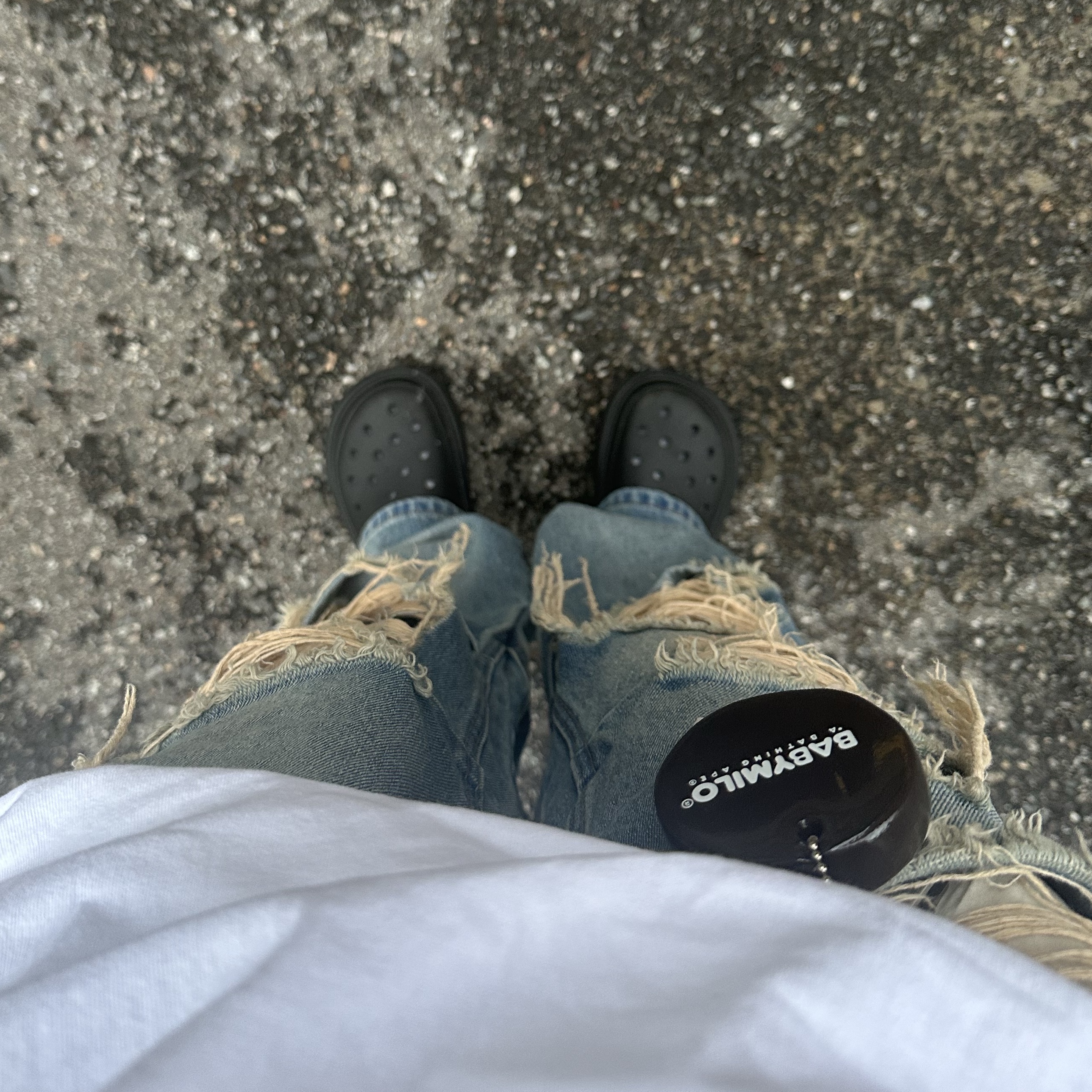 Crocs Stomp Clog Black, BAPE Baby Milo College T-Shirt White 착용 스타일 - 4