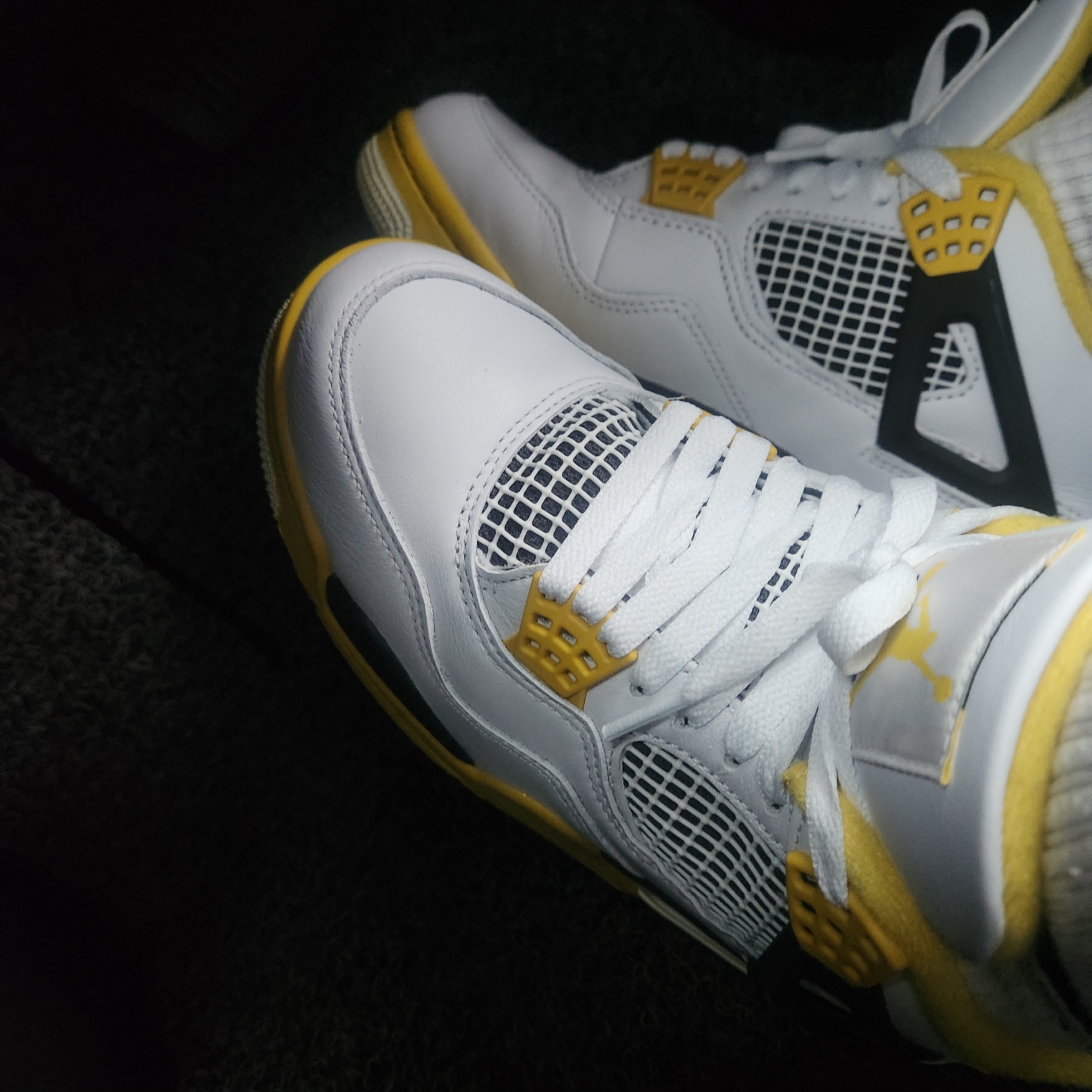 (W) Jordan 4 Retro Vivid Sulfur 착용 스타일