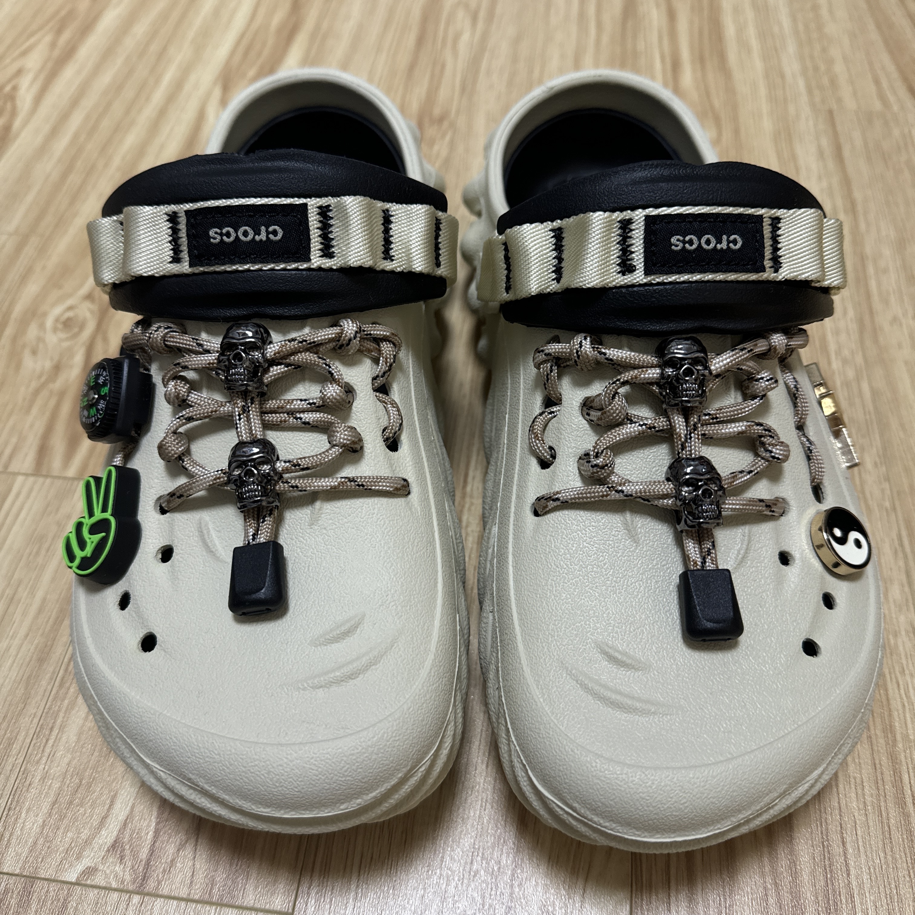 Crocs Echo Clog Bone Black 착용 스타일 - 2