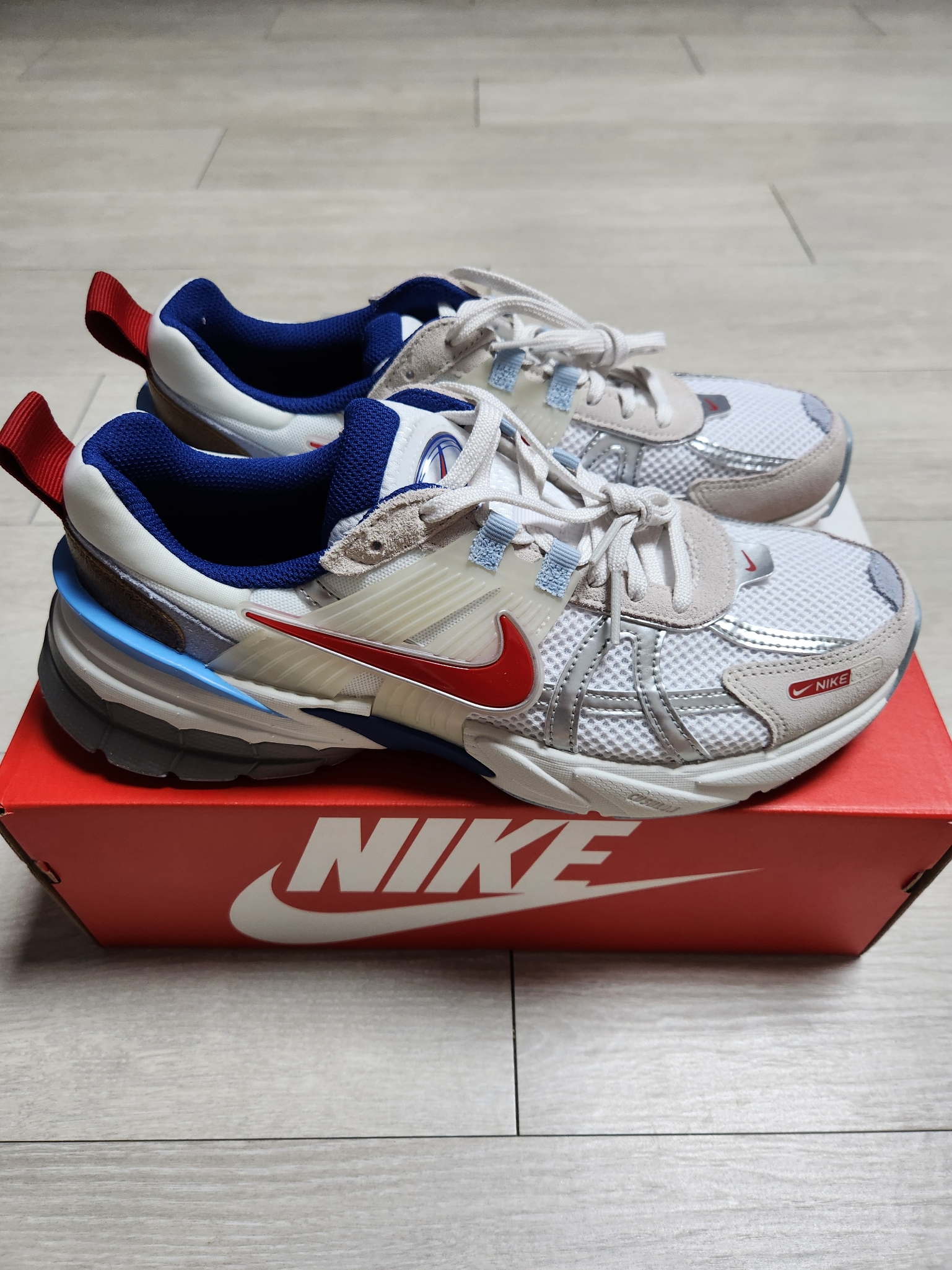 Nike V2K Run Metallic Silver Gym Red 착용 스타일 - 1