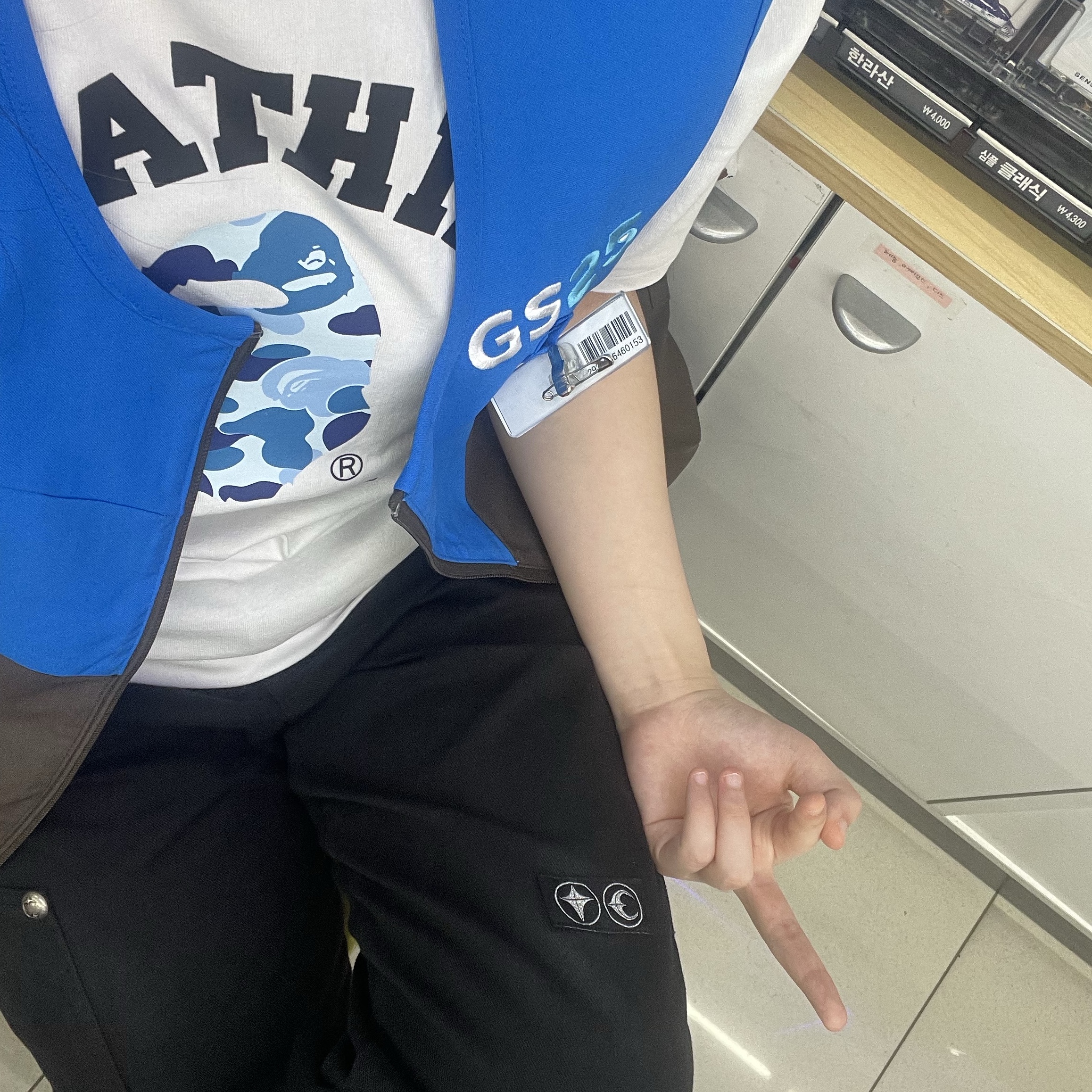 BAPE ABC Camo College T-Shirt White Blue, Thug Club Thug Pants (2) Black 착용 스타일 - 1