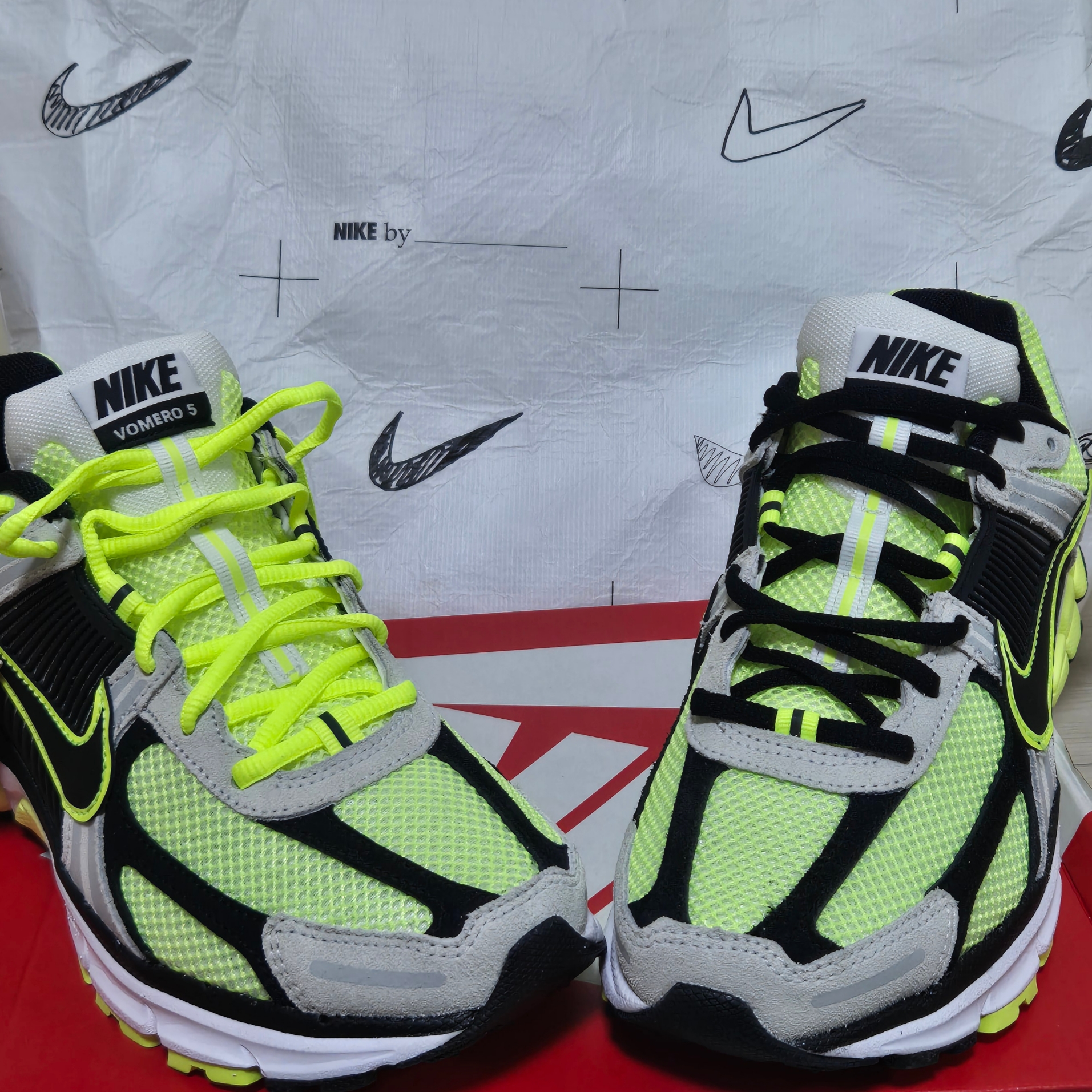 Nike Zoom Vomero 5 Volt Metallic Platinum 착용 스타일 - 2