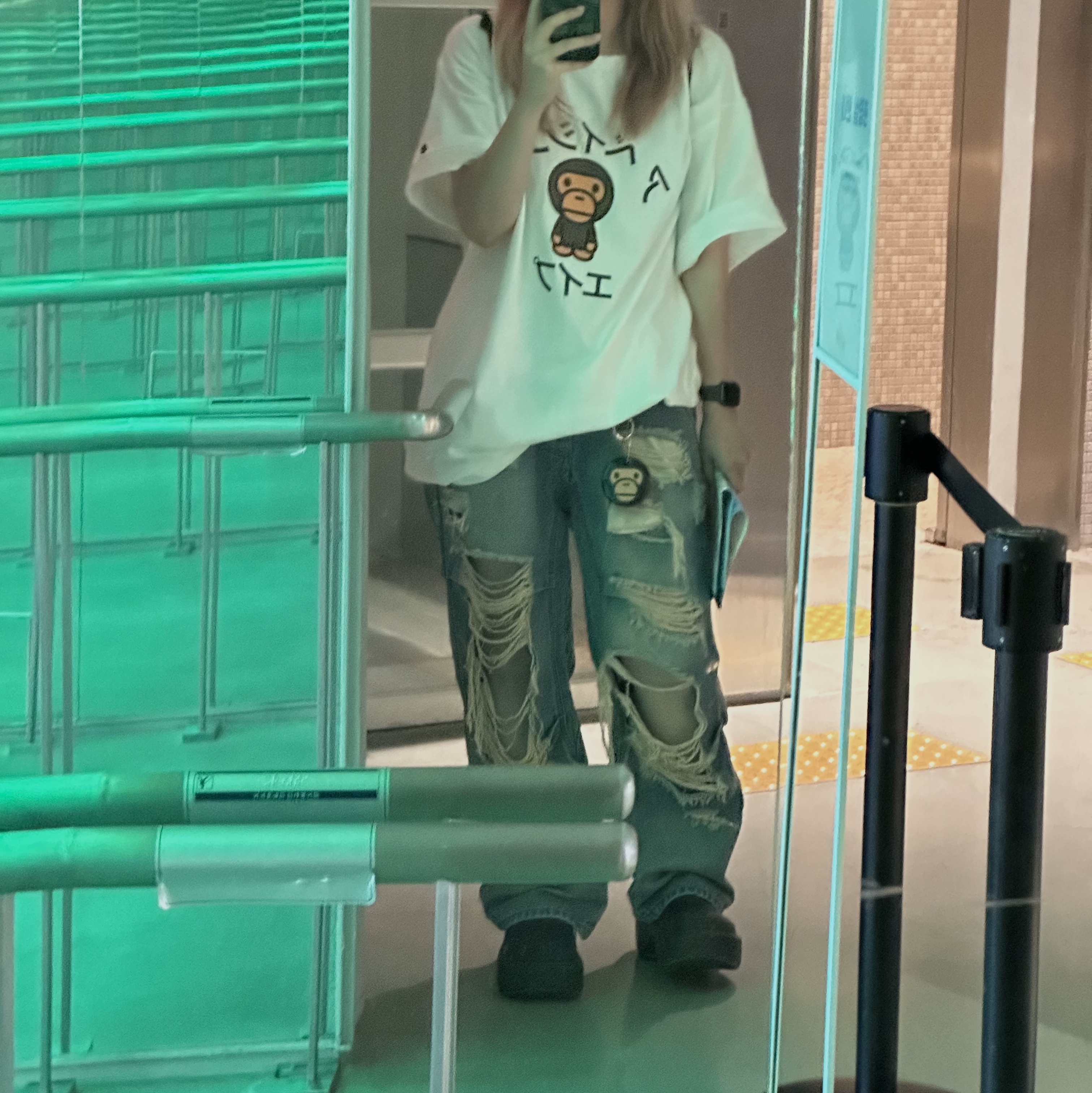 Crocs Stomp Clog Black, BAPE Baby Milo College T-Shirt White 착용 스타일 - 2