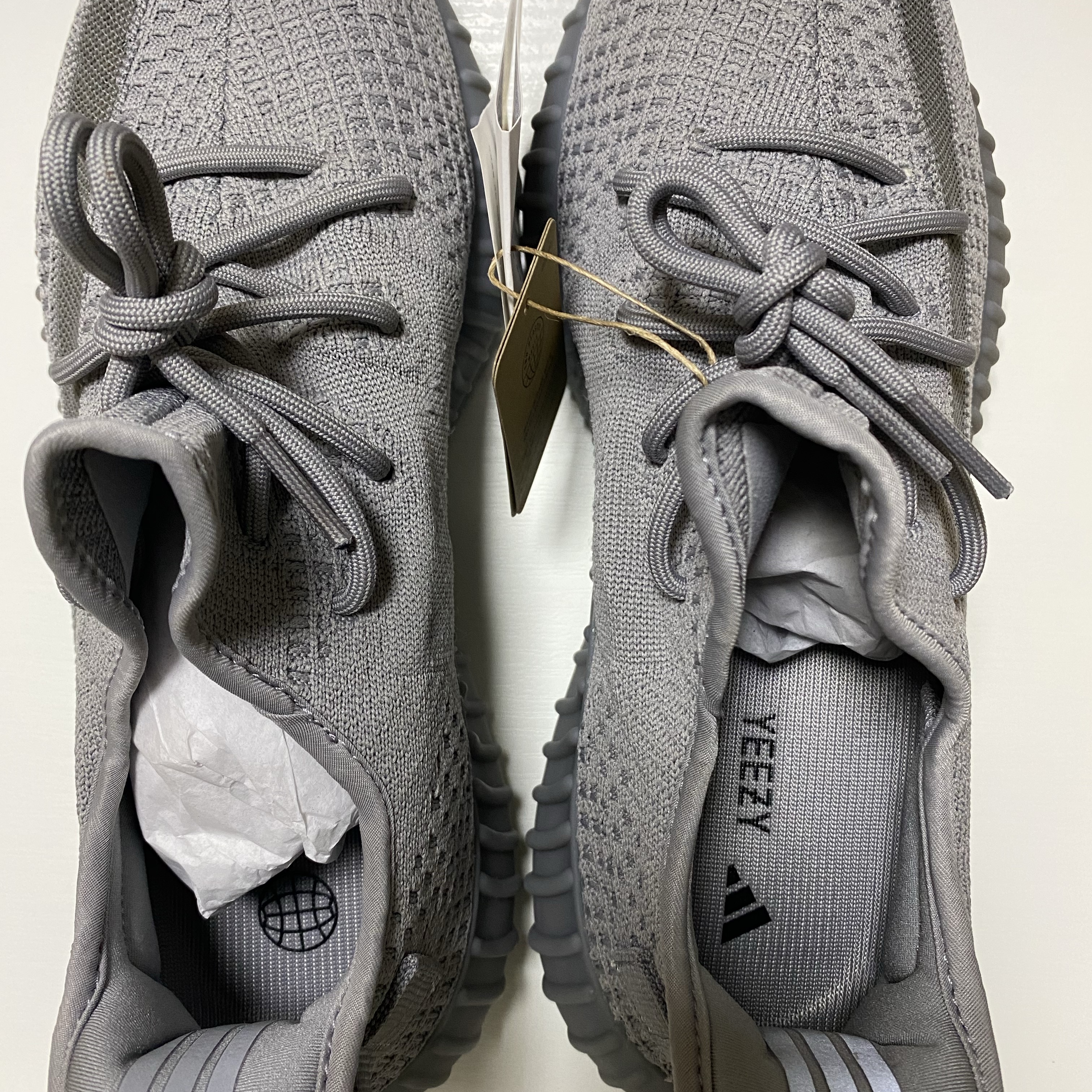 Adidas Yeezy Boost 350 V2 Steel Grey 착용 스타일