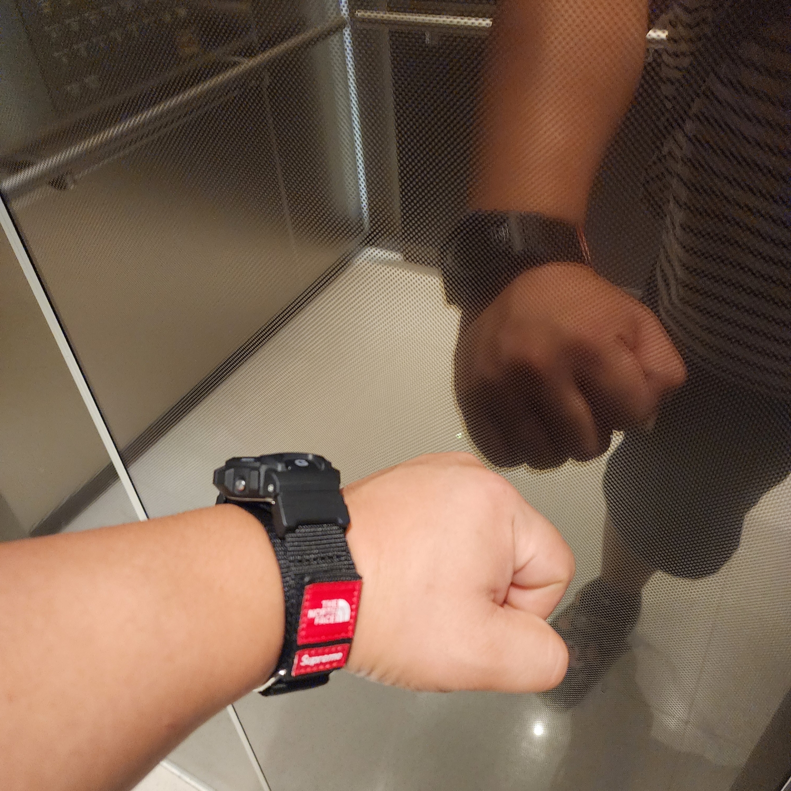 Casio G-Shock x Supreme x The North Face DW-6900 Black 착용 스타일 - 2