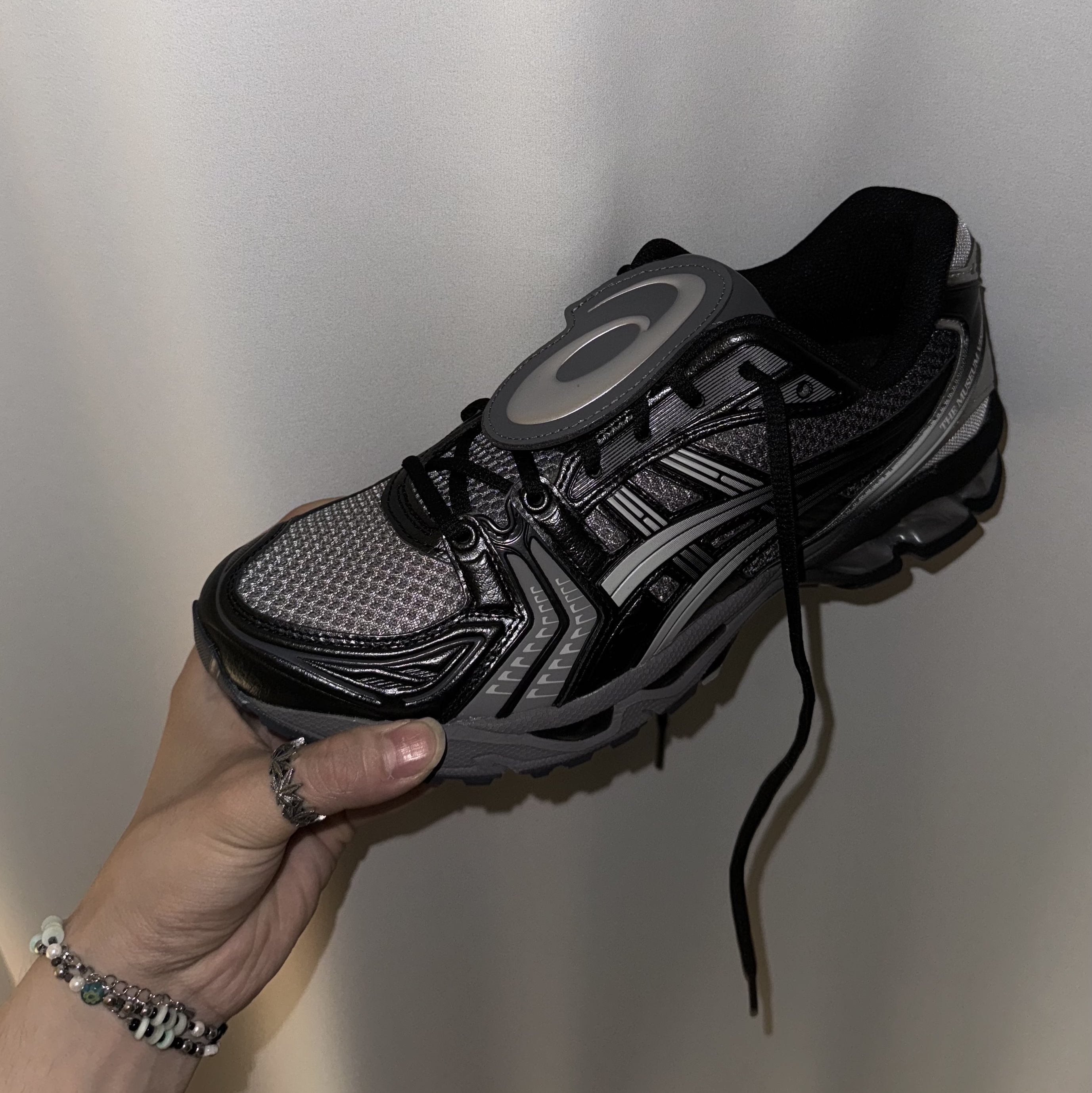 Asics x The Museum Visitor Gel-Kayano 14 Clay Grey Glacier Grey 착용 스타일 - 1