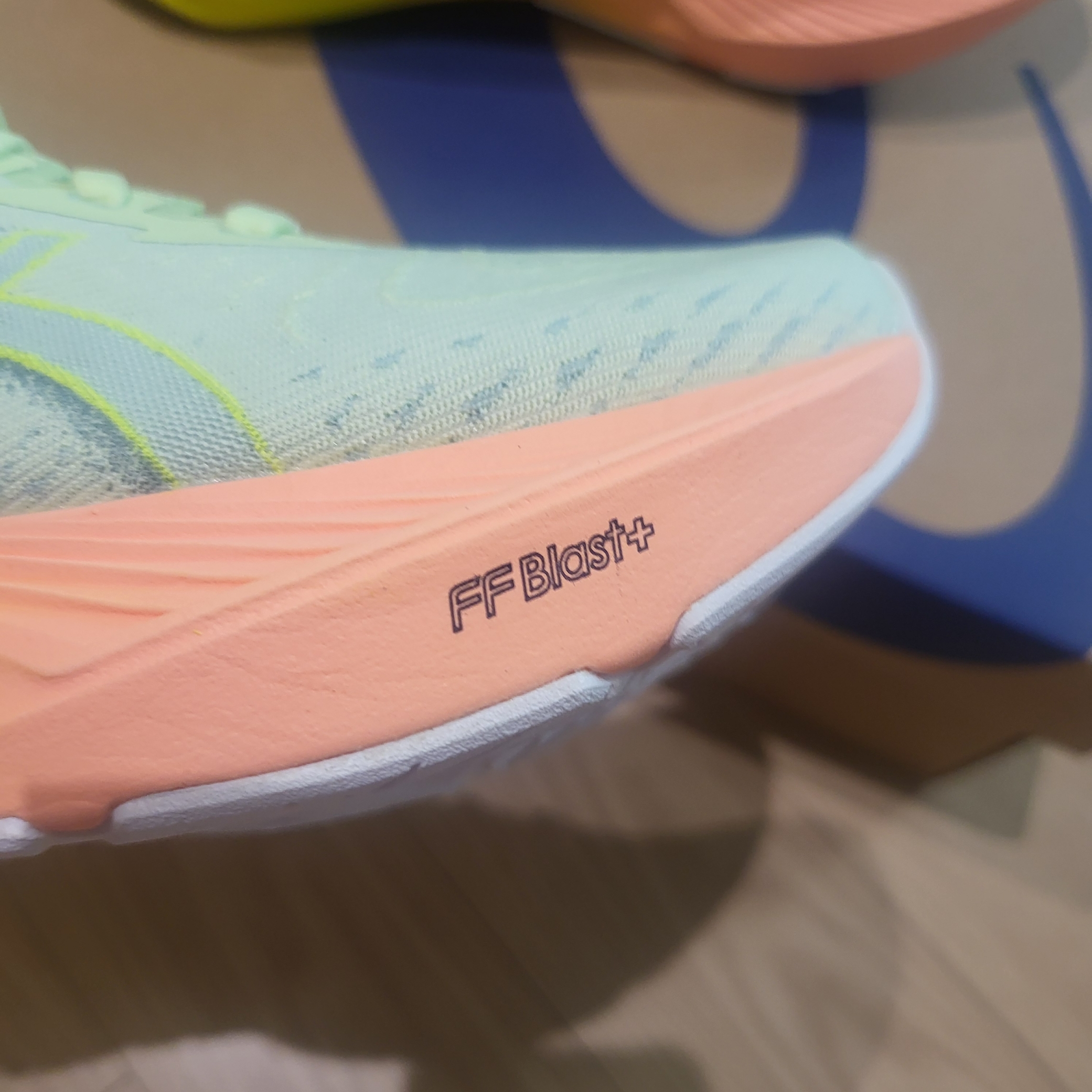 (W) Asics Novablast 4 Cool Matcha Safety Yellow 착용 스타일 - 4
