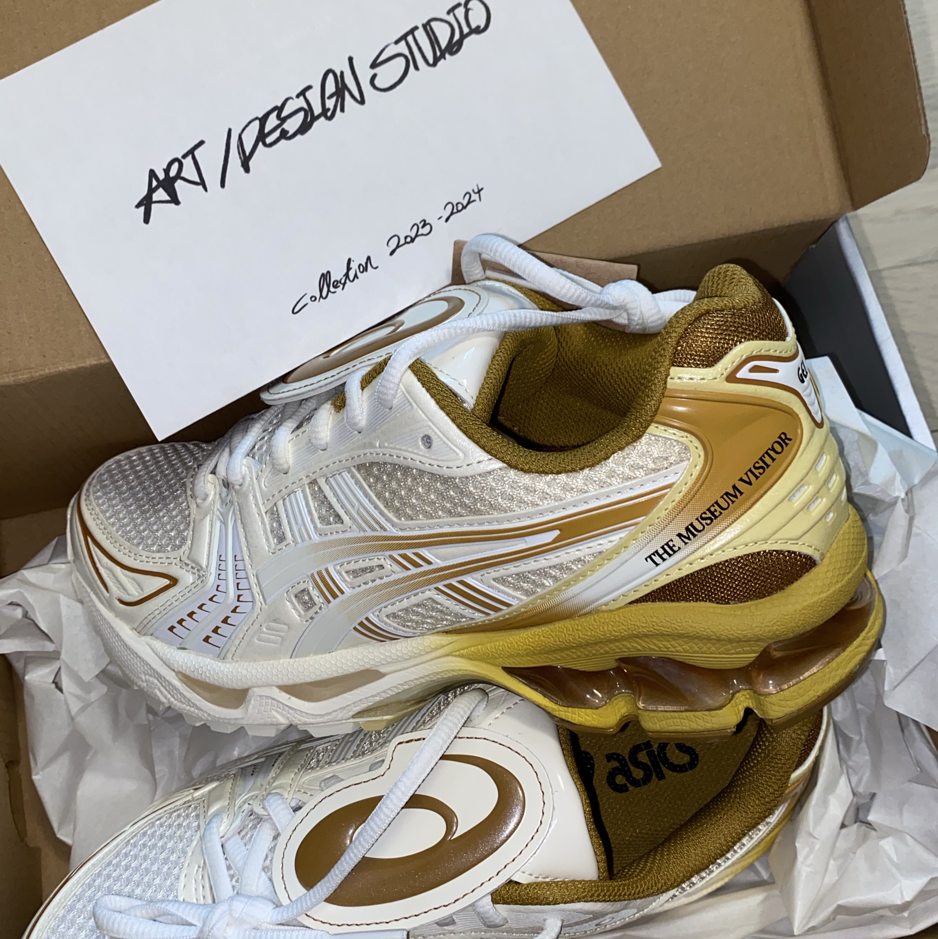 Asics x The Museum Visitor Gel-Kayano 14 Cream Mineral Brown 착용 스타일 - 4