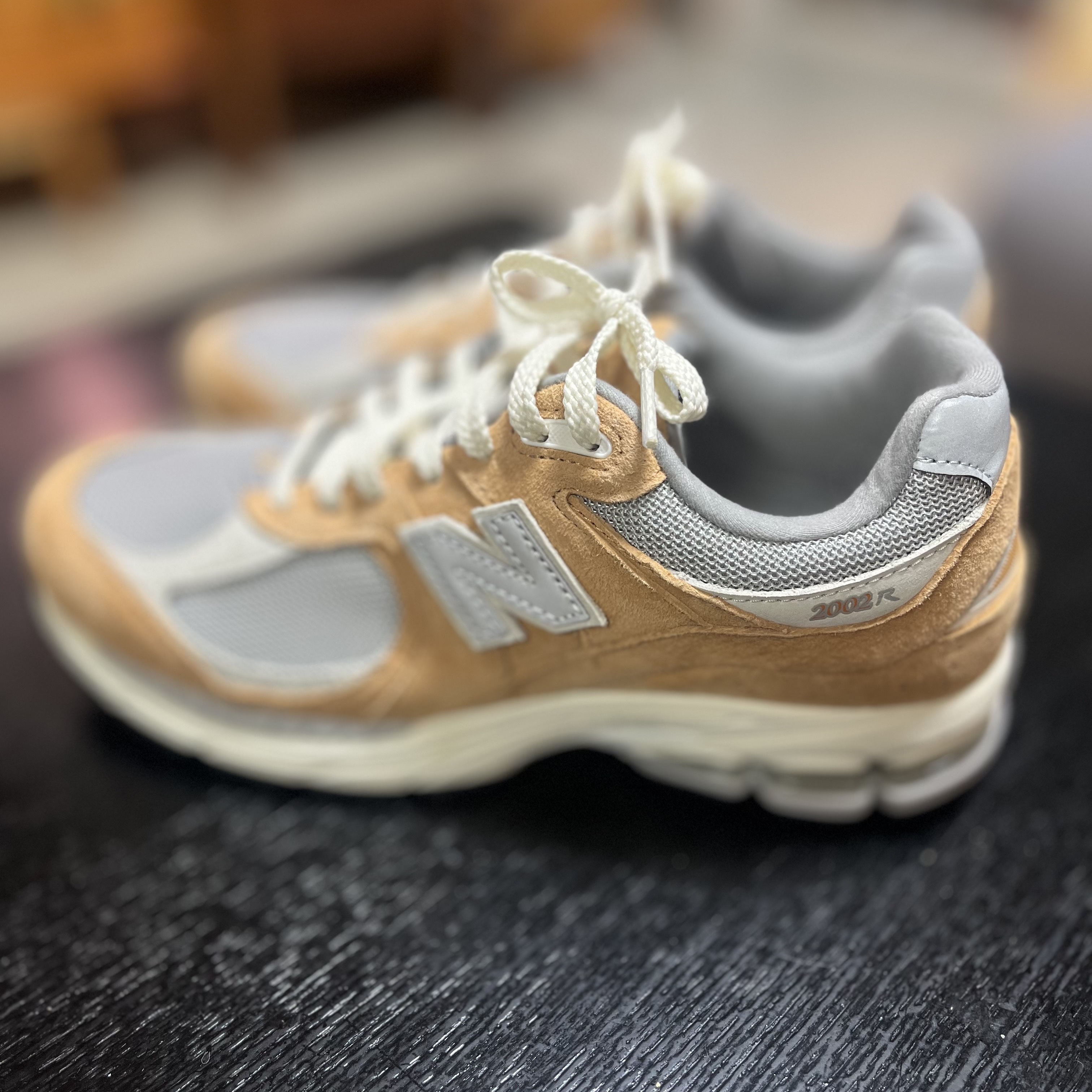 New Balance 2002R Special Vintage Beige 착용 스타일 - 3