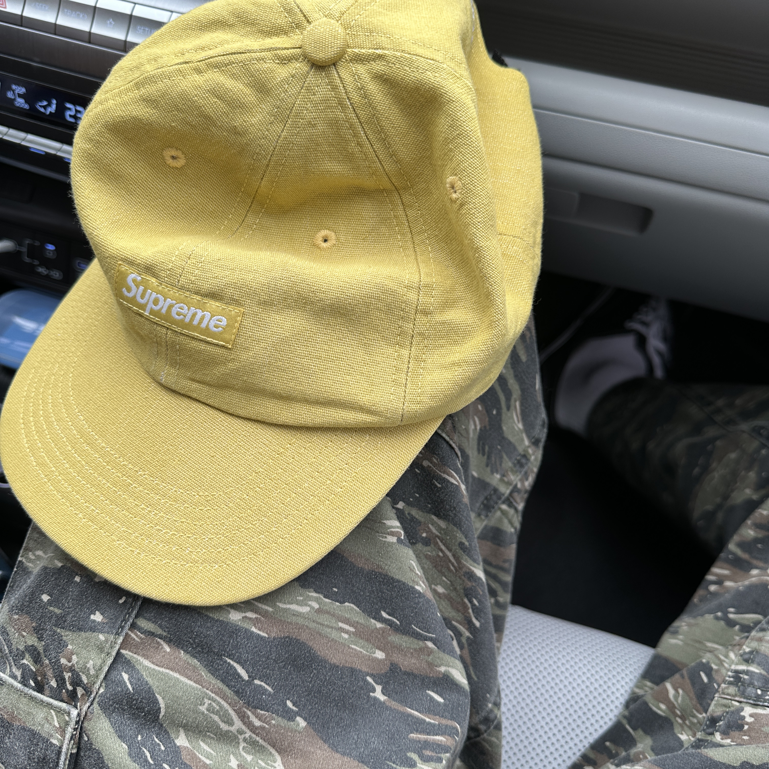 Supreme Cordura Denim Small Box 6-Panel Yellow - 24SS, Vans Authentic Black White 착용 스타일