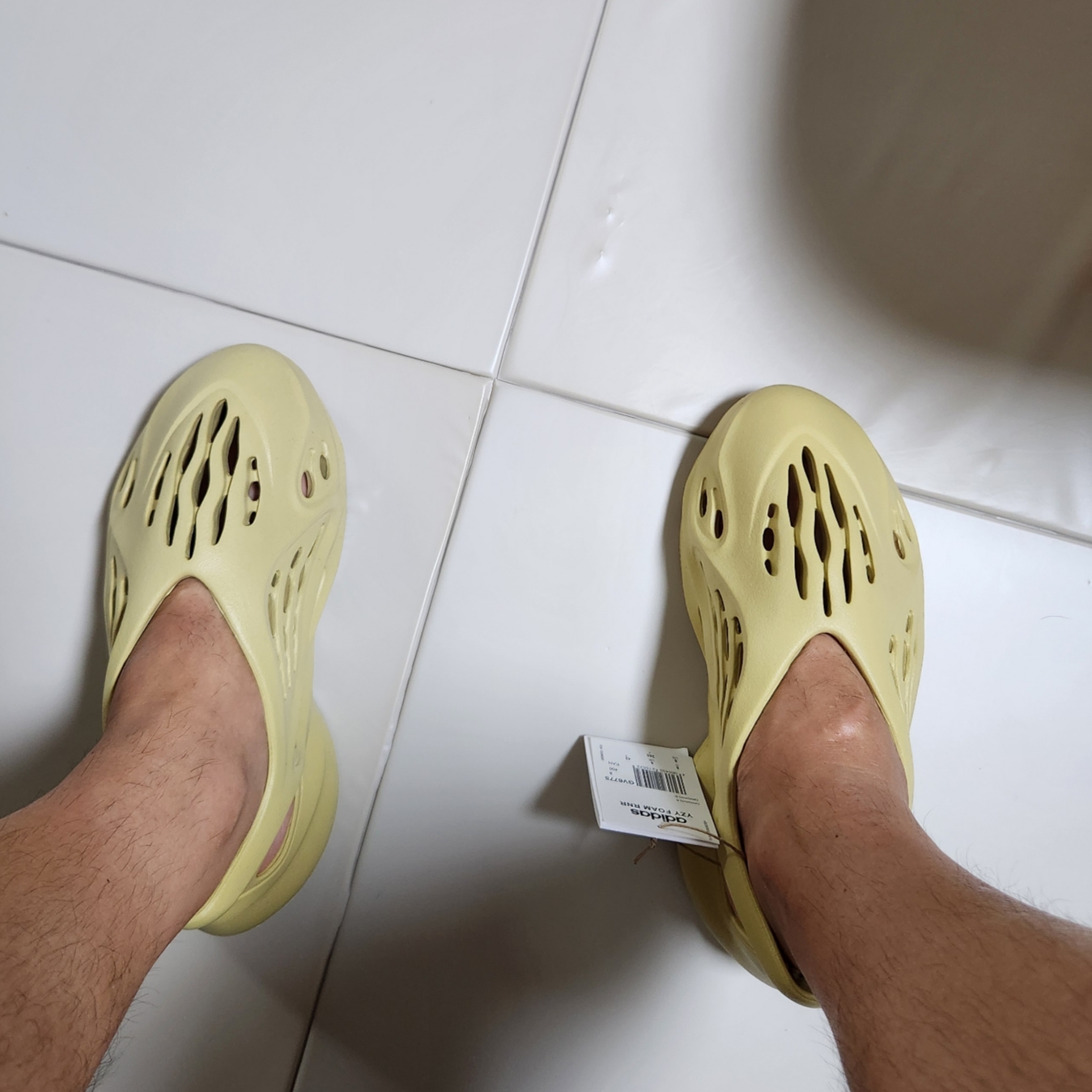 Adidas Yeezy Foam RNNR Sulfur 착용 스타일 - 2