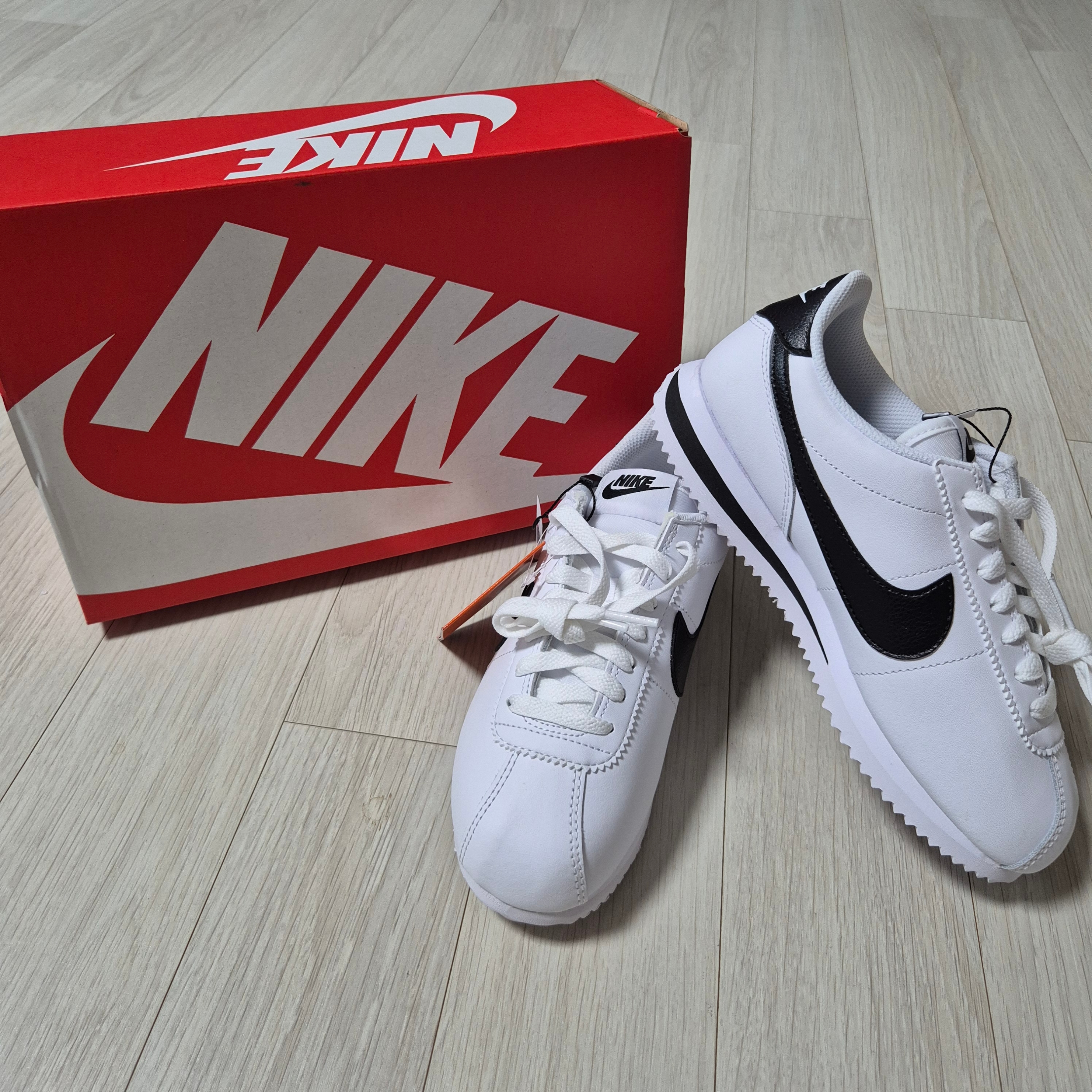 (W) Nike Cortez White and Black 착용 스타일 - 1