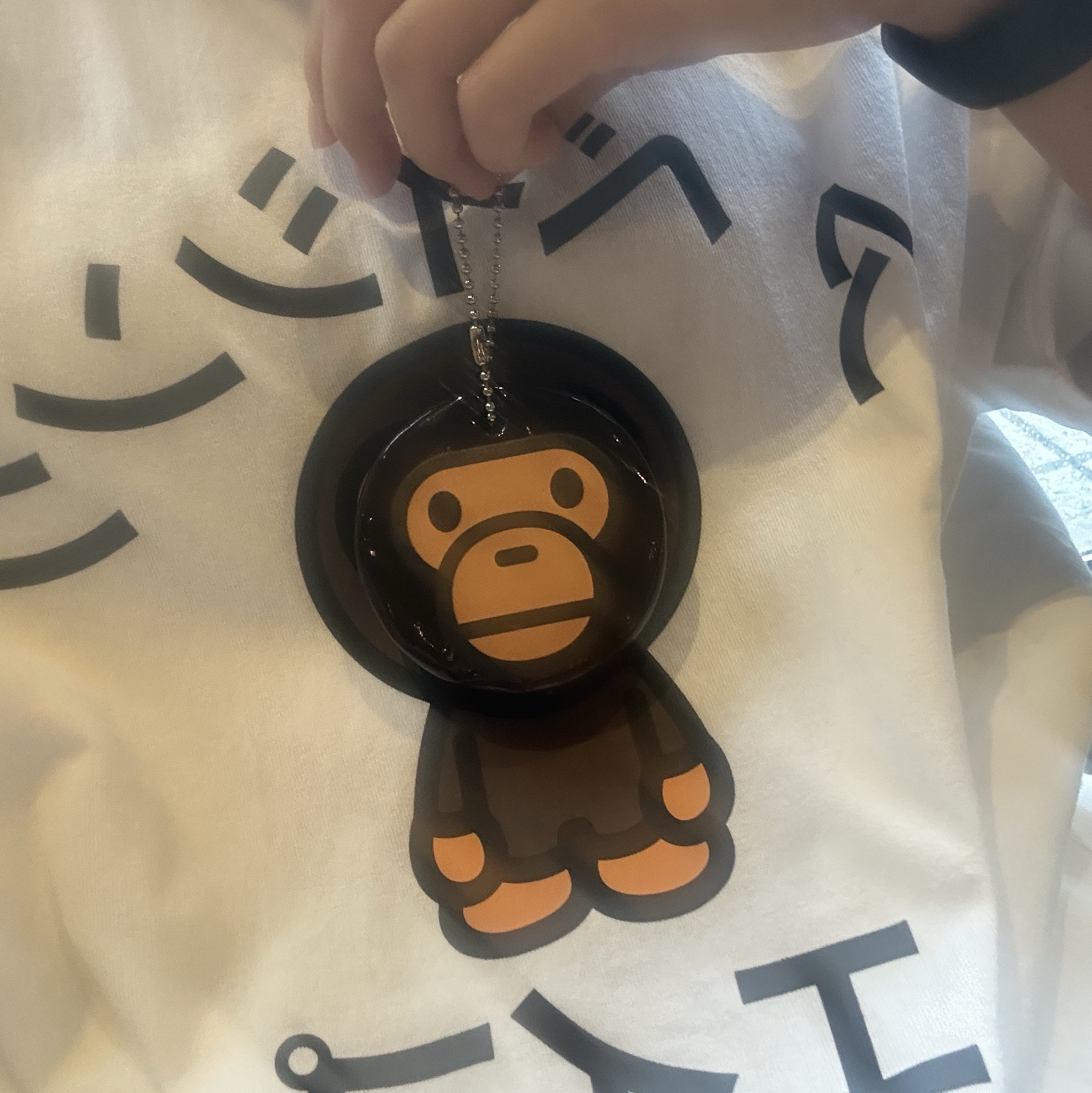 Crocs Stomp Clog Black, BAPE Baby Milo College T-Shirt White 착용 스타일 - 3