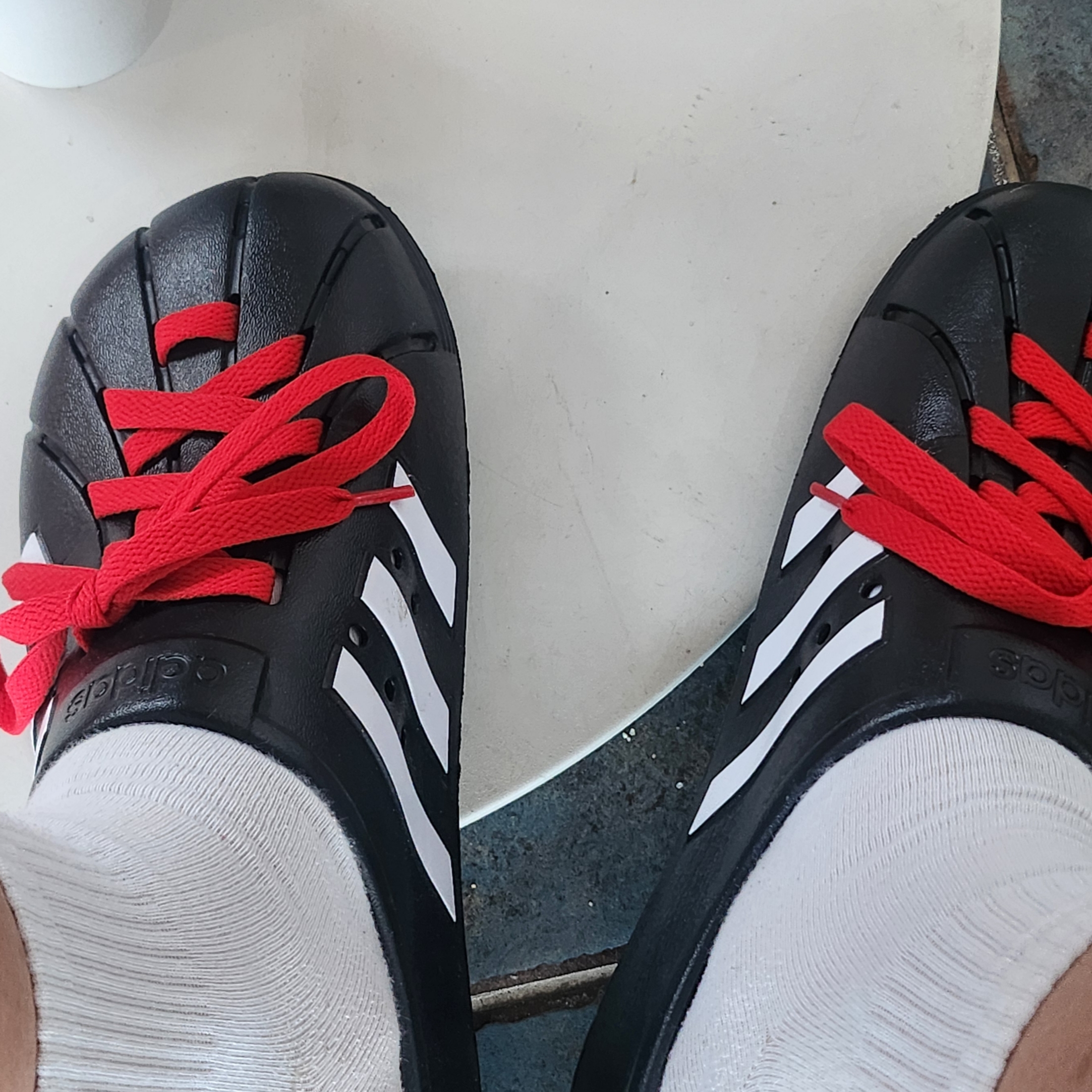 Adidas Adilette Clog Black White 착용 스타일 - 1