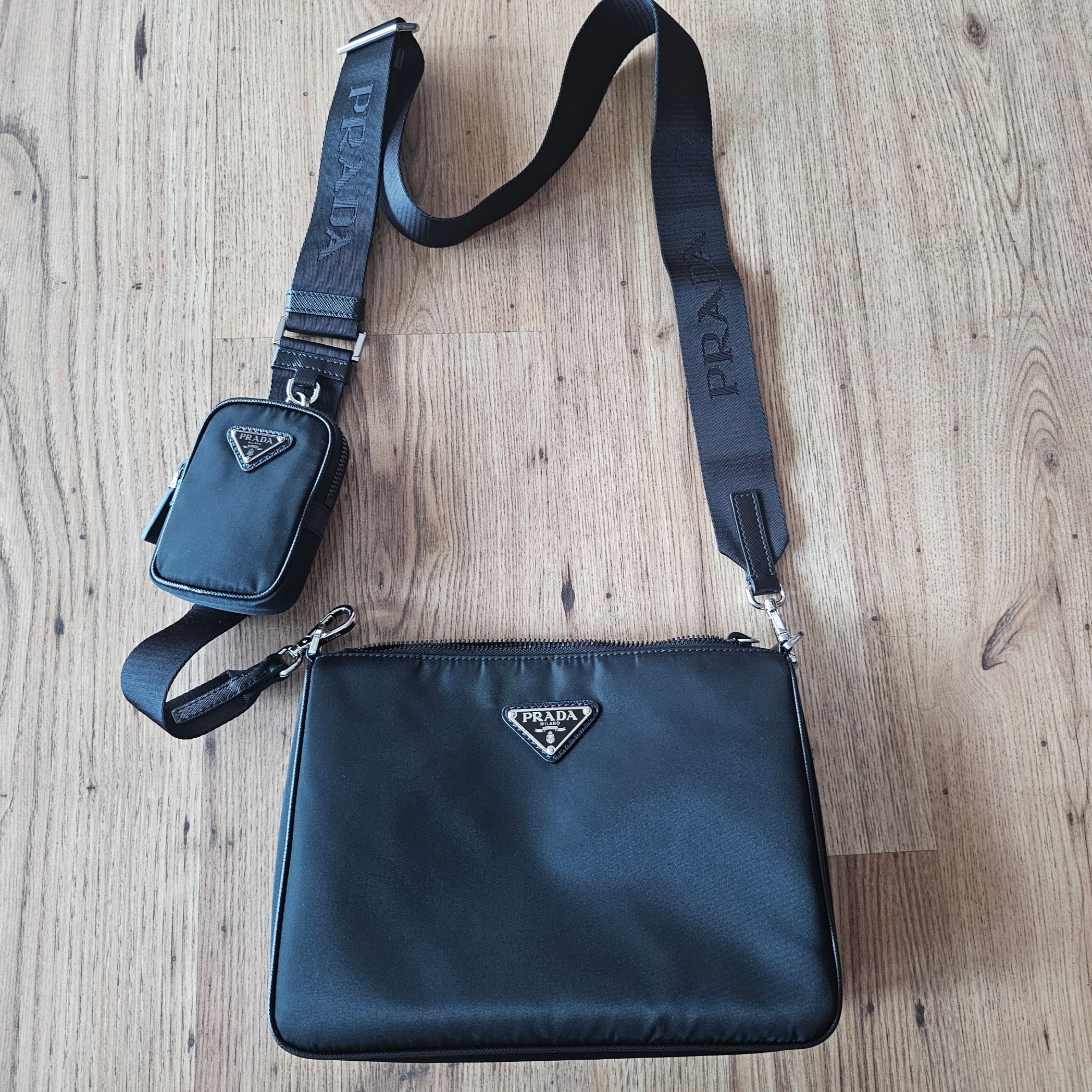 Prada Re-Nylon and Saffiano Leather Shoulder Bag Black 착용 스타일 - 1