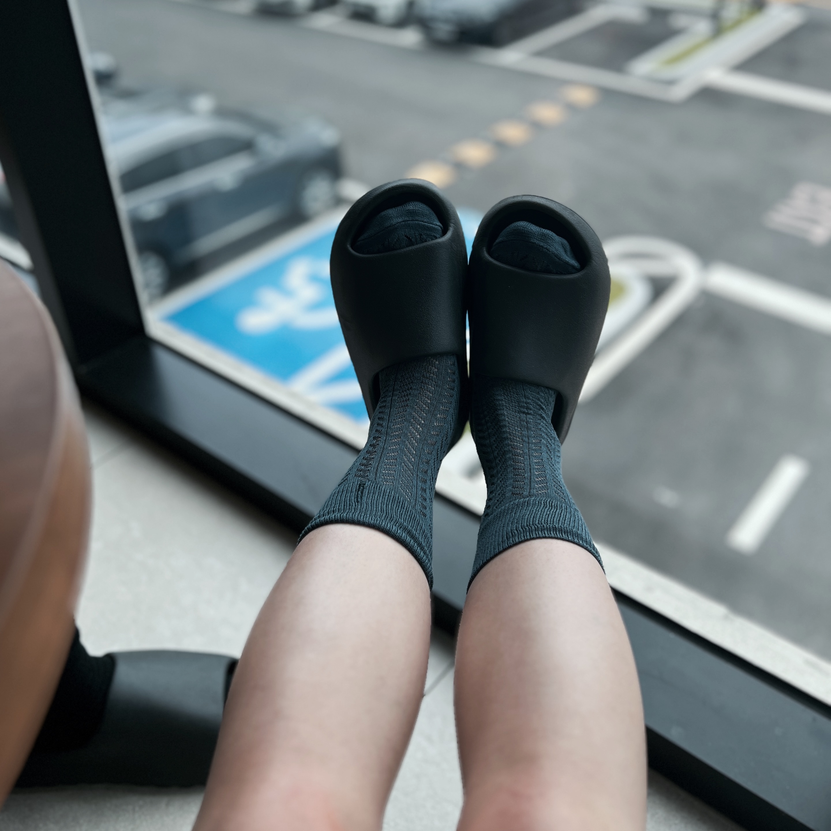 Adidas Yeezy Slide Onyx, Adidas Yeezy Slide Dark Onyx 2024 착용 스타일