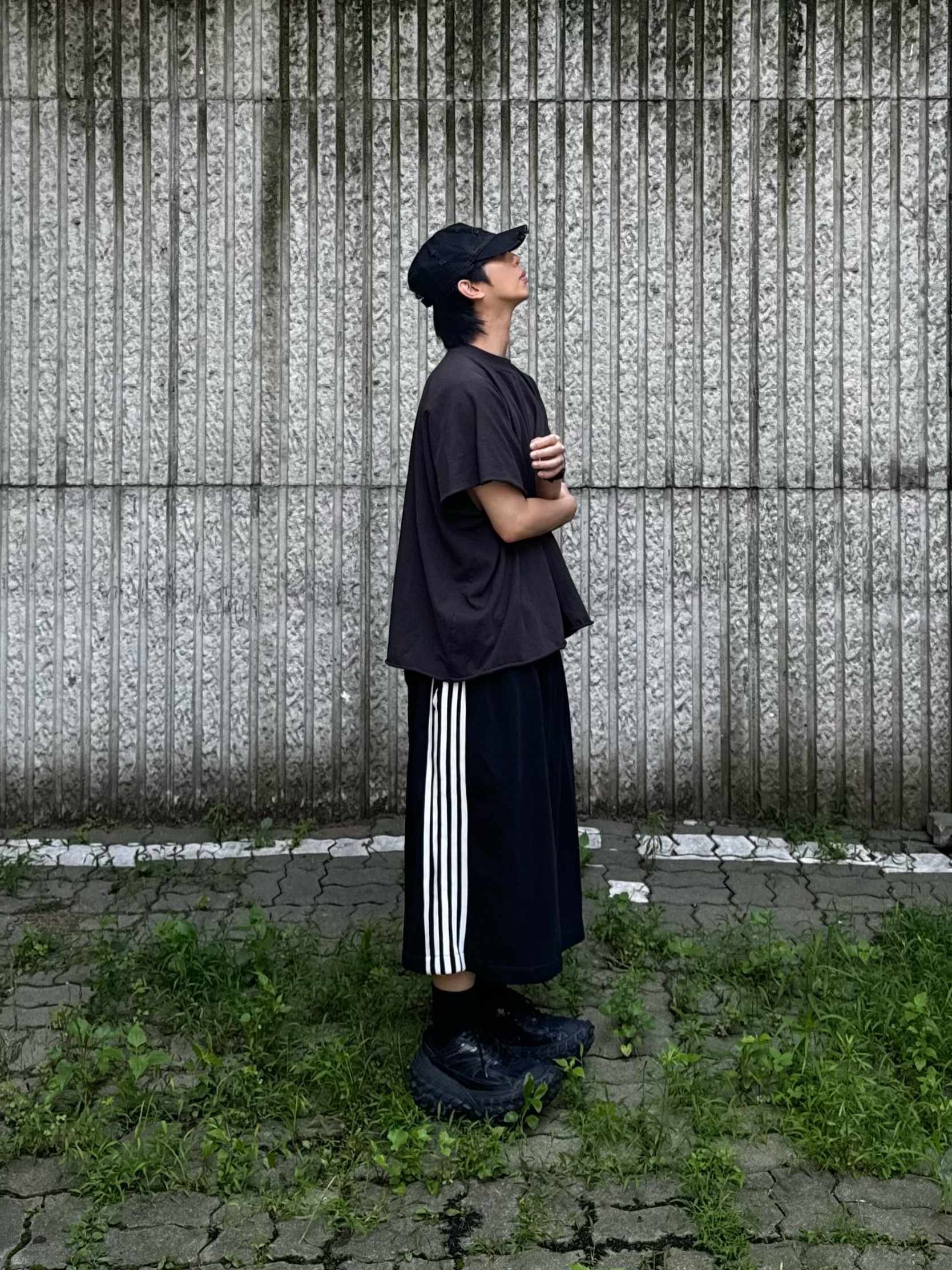 Yeezy One Box T-Shirt Black, Balenciaga Defender Sneakers Black 착용 스타일 - 3