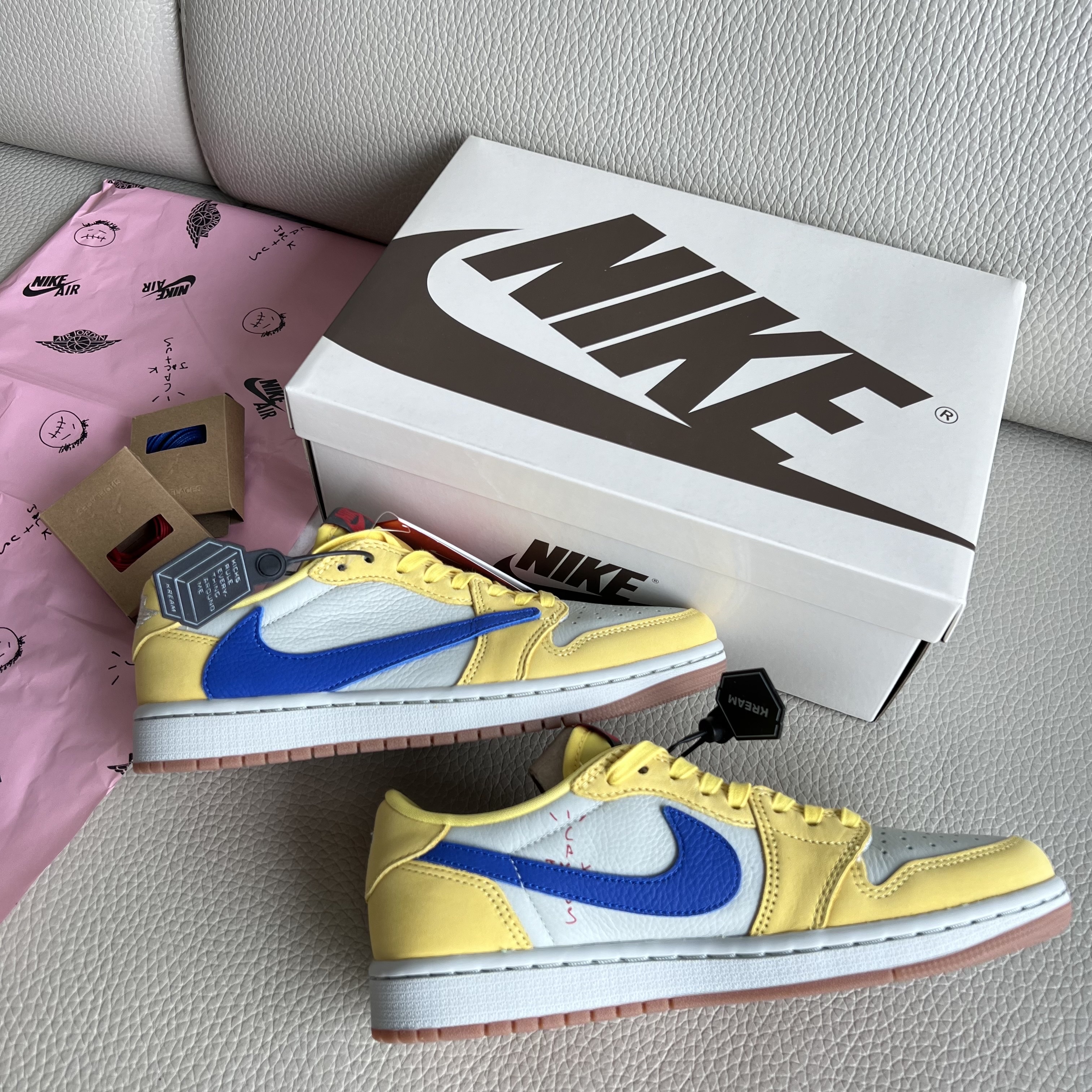 (W) Jordan 1 x Travis Scott Retro Low OG SP Canary 착용 스타일 - 1