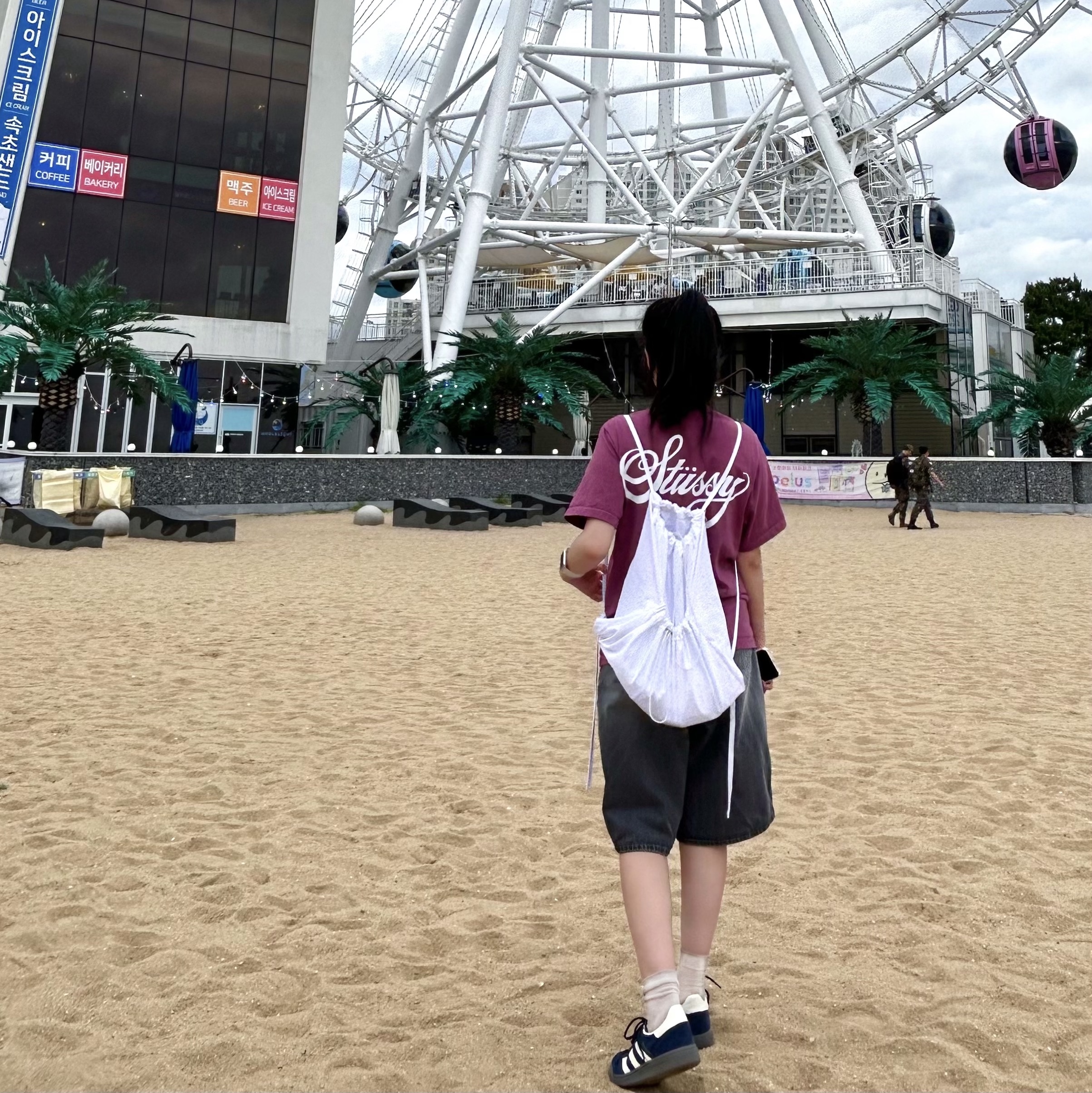 Stussy World Tour T-Shirt Berry 2024 착용 스타일 - 2