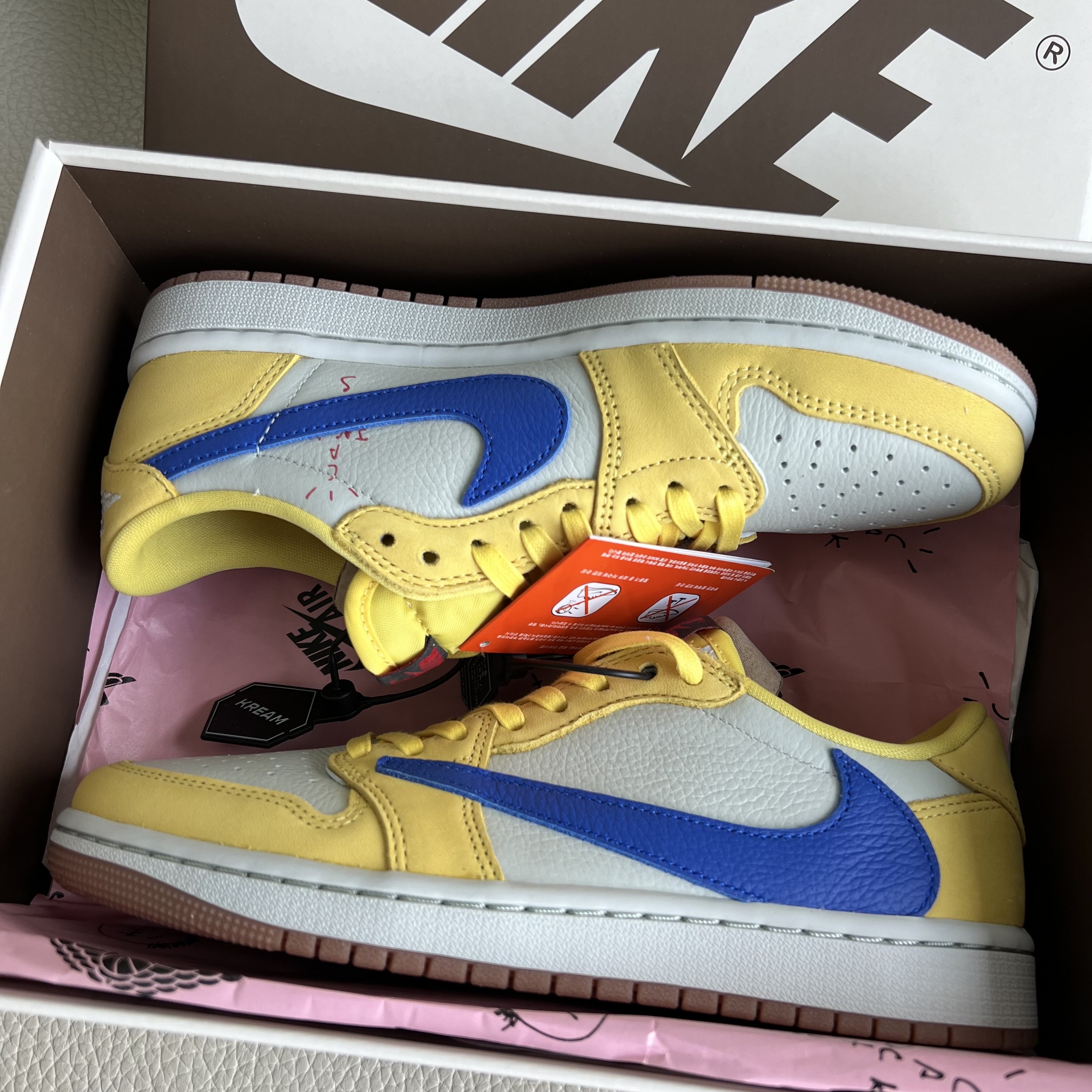 (W) Jordan 1 x Travis Scott Retro Low OG SP Canary 착용 스타일 - 2