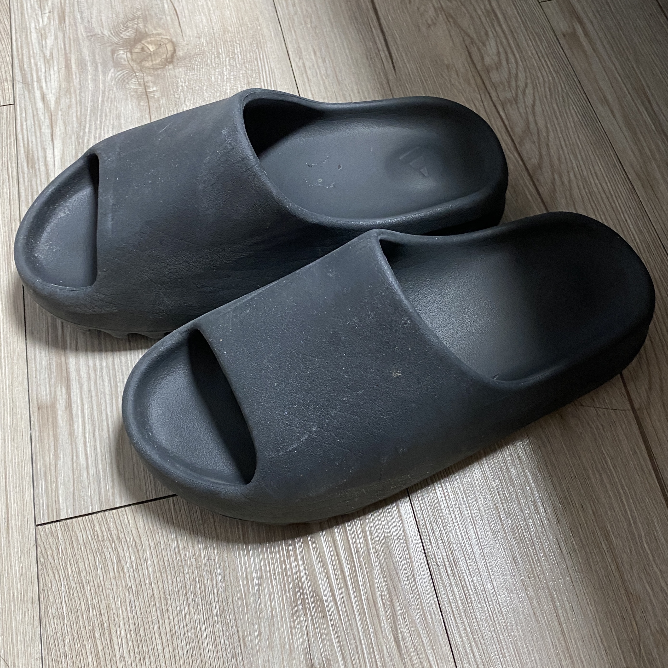 Adidas Yeezy Slide Onyx 착용 스타일