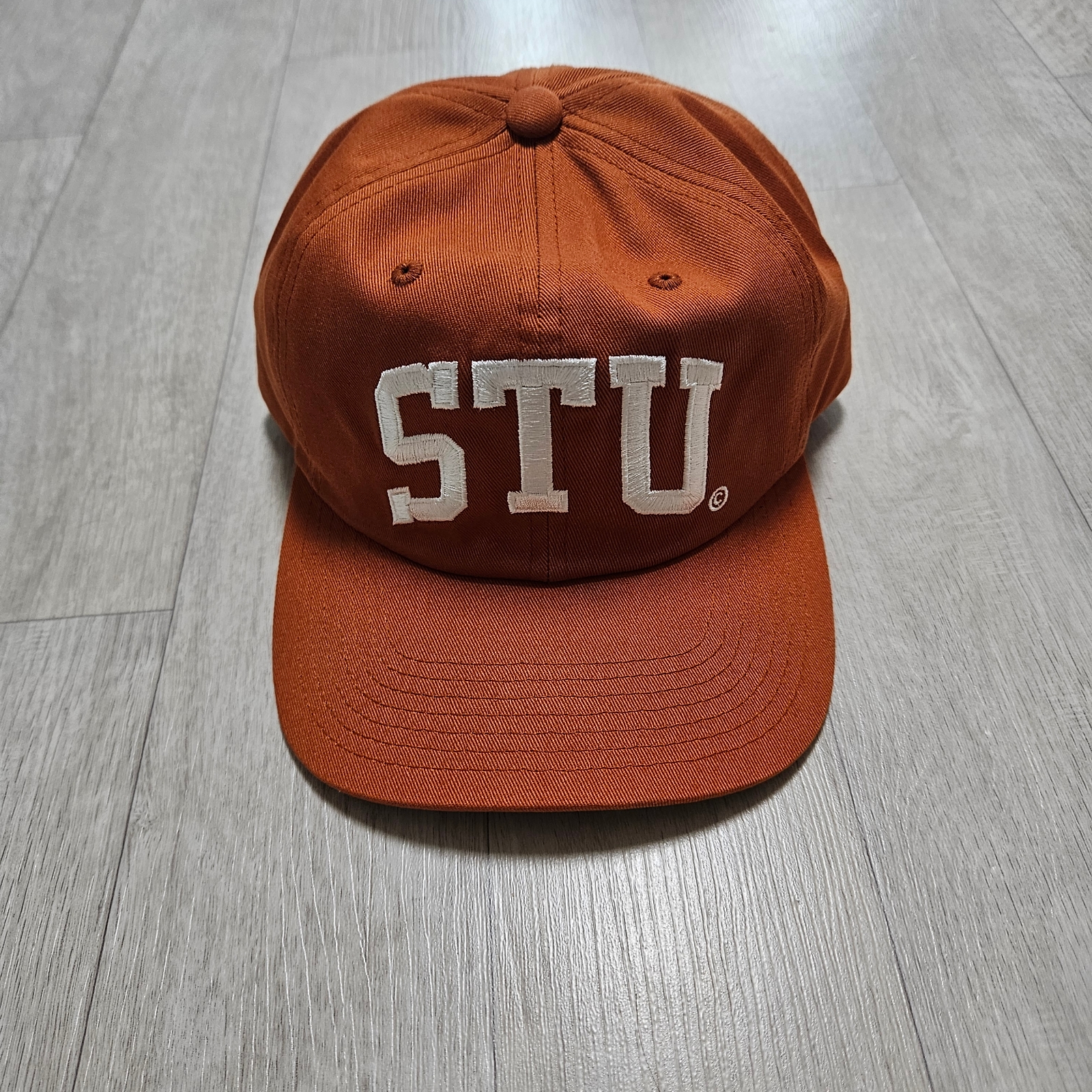 Stussy Stu Arch Strapback Cap Dark Orange 착용 스타일